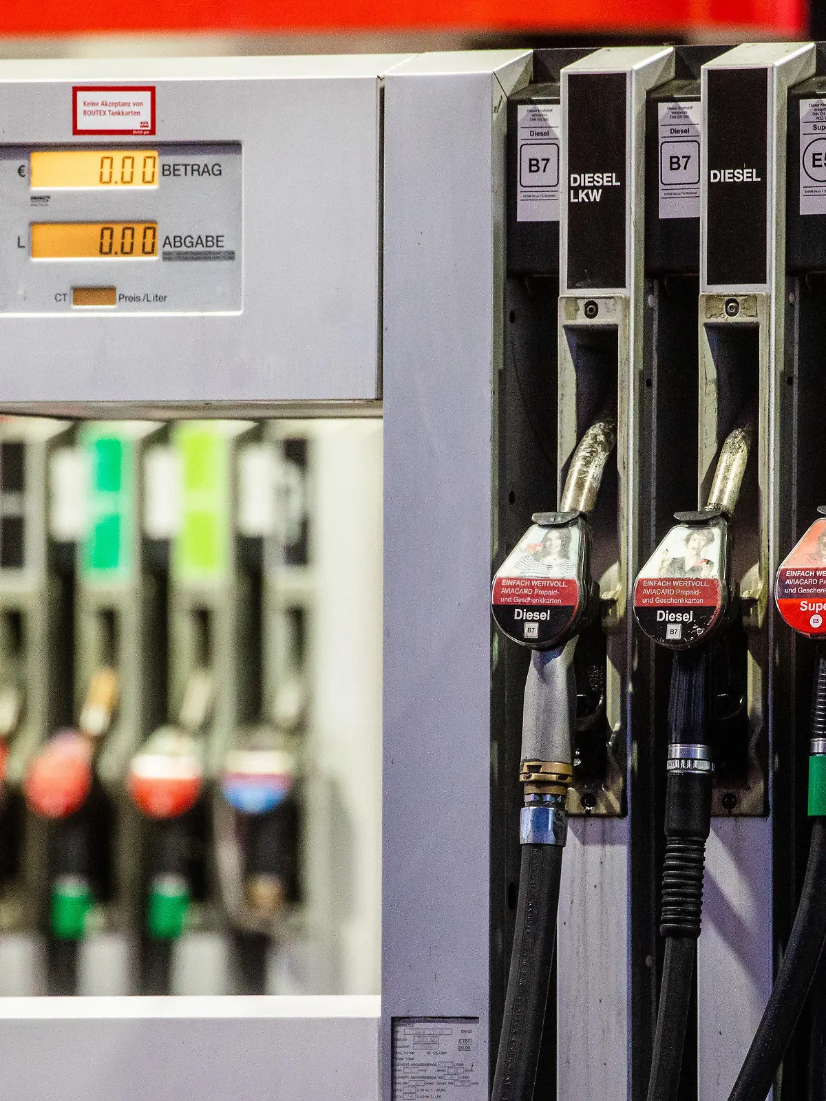 30.12.2022, Baden-Württemberg, Stuttgart: Blick auf mehrere Zapfsäulen einer Tankstelle. Foto: Christoph Schmidt/dpa +++ dpa-Bildfunk +++