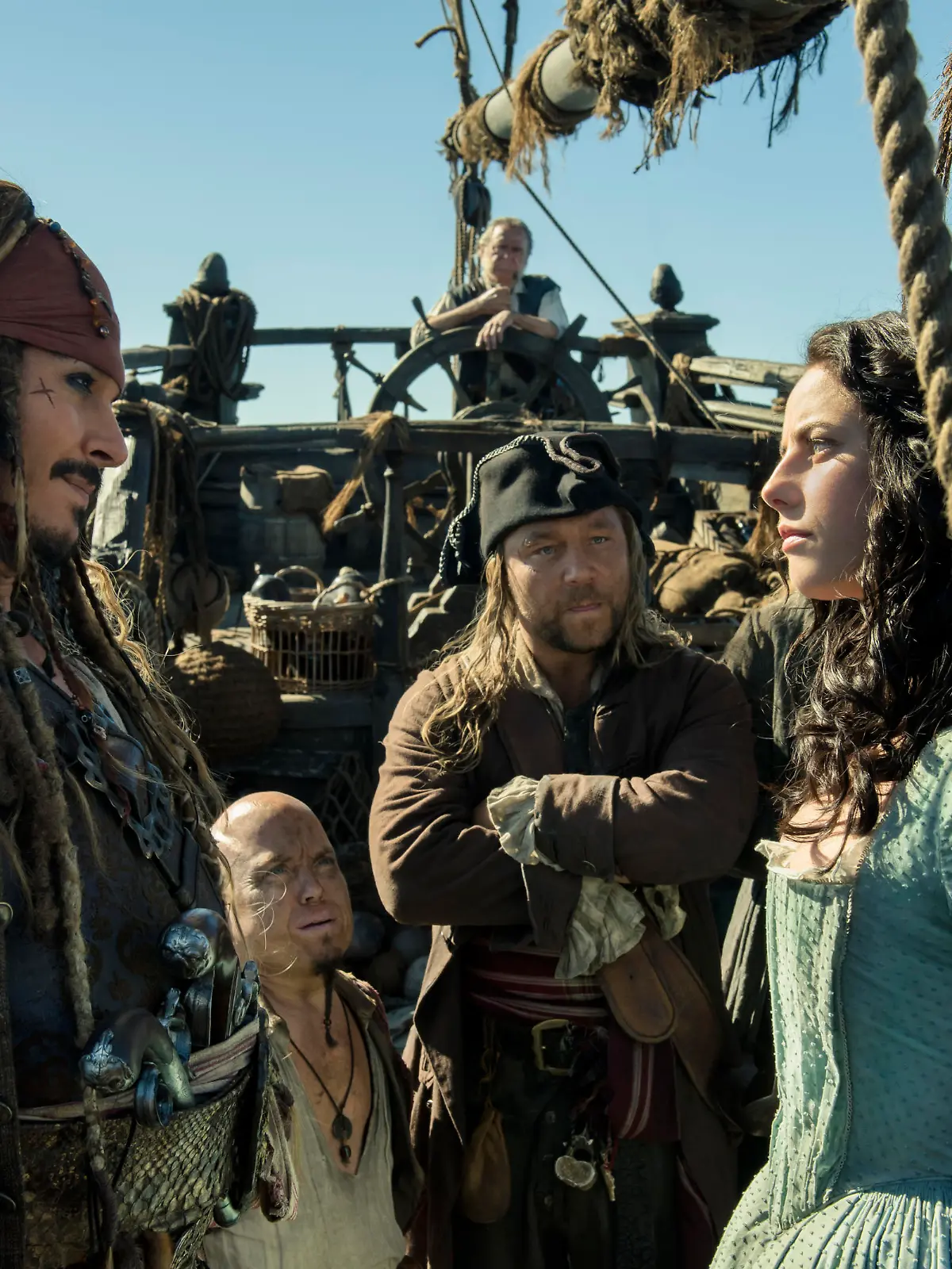 Von links nach rechts: Jack Sparrow (Johnny Depp), Marty (Martin Klebba), Scrum (Stephen Graham) und Carina Smyth (Kaya Scodelario)