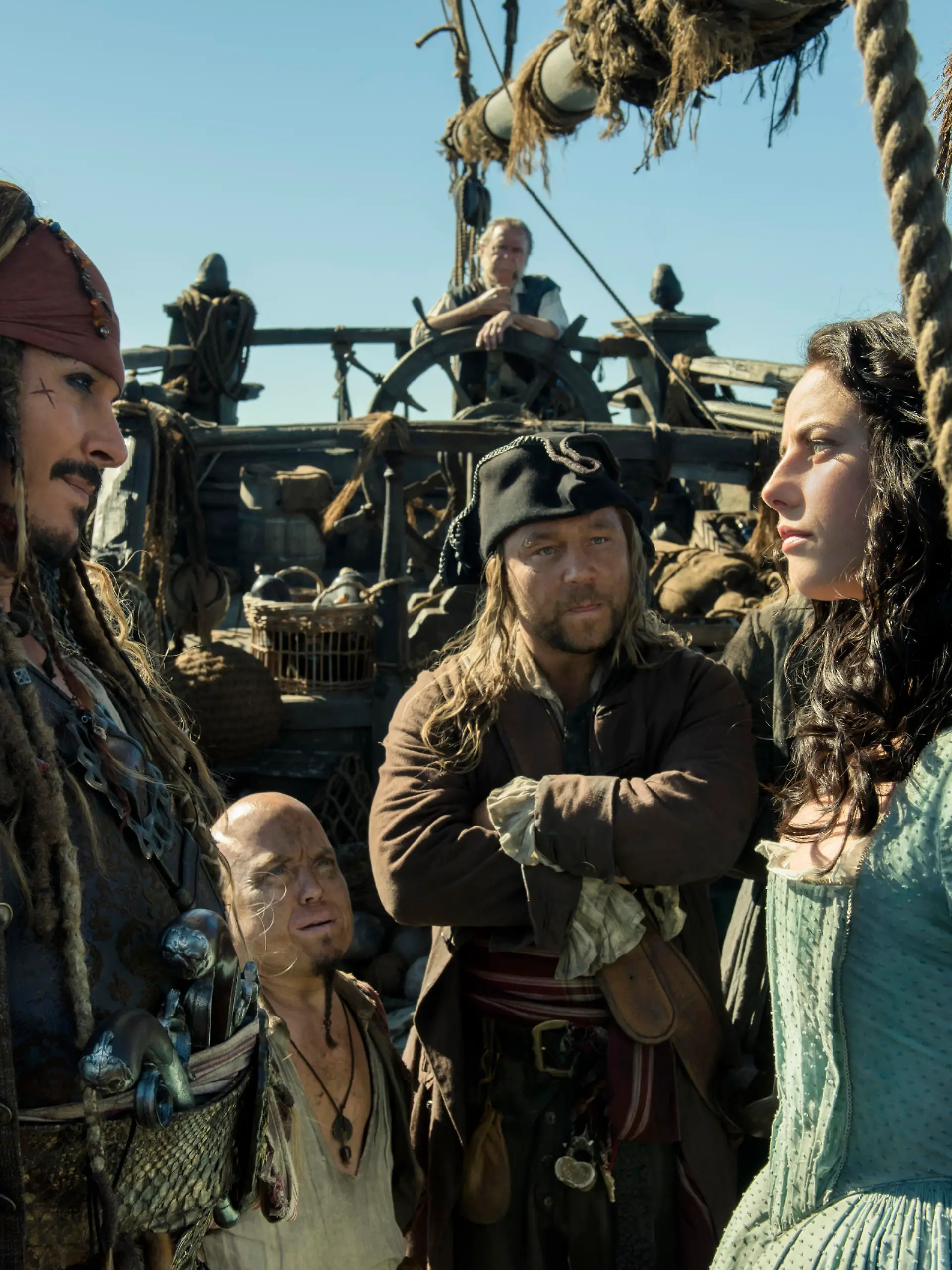 Von links nach rechts: Jack Sparrow (Johnny Depp), Marty (Martin Klebba), Scrum (Stephen Graham) und Carina Smyth (Kaya Scodelario)
