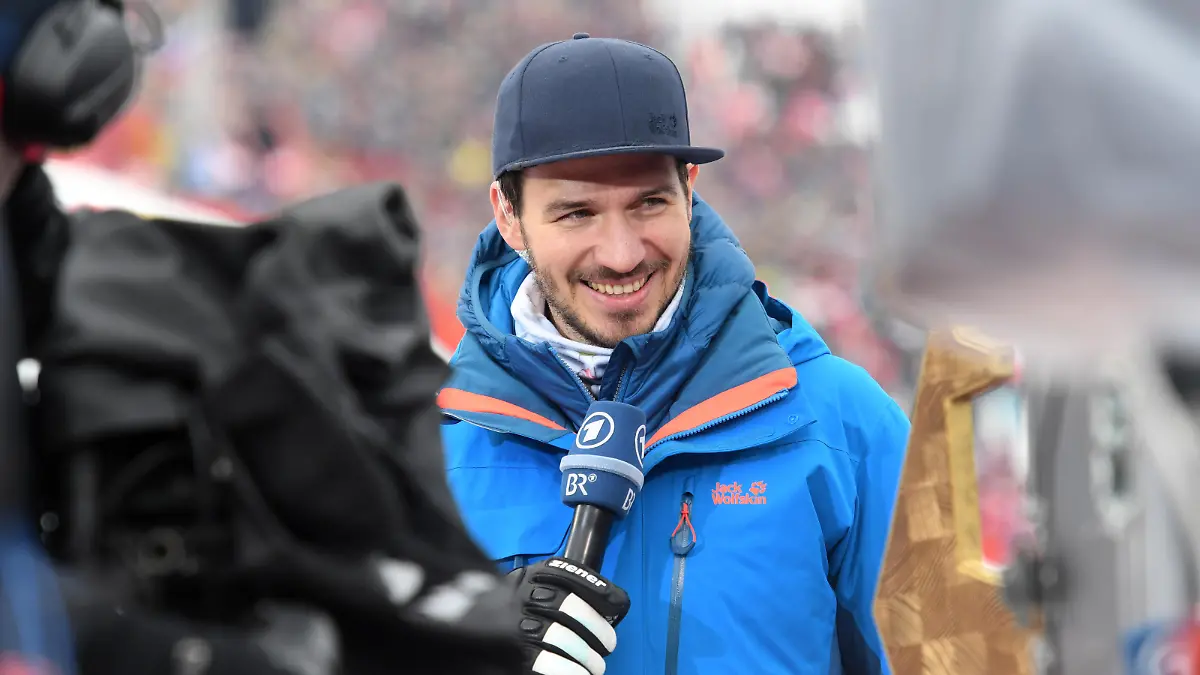 Felix Neureuther, ehemaliger Skirennläufer moderiert im Zielraum des Hahnenkammrennens den Abfahrtslauf der Herren auf der Streif.