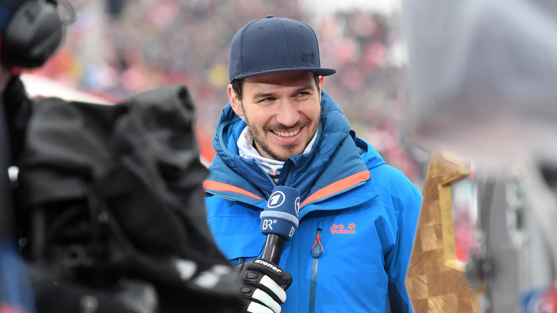 Felix Neureuther, ehemaliger Skirennläufer moderiert im Zielraum des Hahnenkammrennens den Abfahrtslauf der Herren auf der Streif.