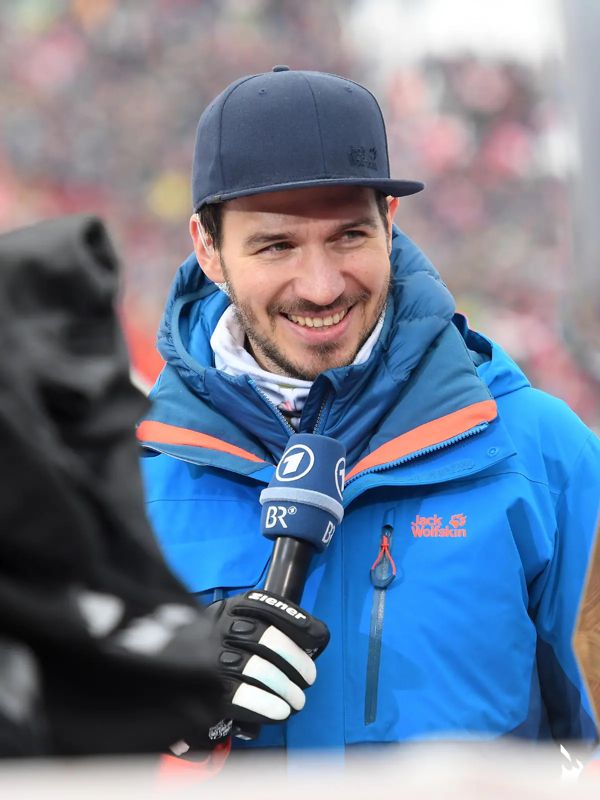 Felix Neureuther, ehemaliger Skirennläufer moderiert im Zielraum des Hahnenkammrennens den Abfahrtslauf der Herren auf der Streif.