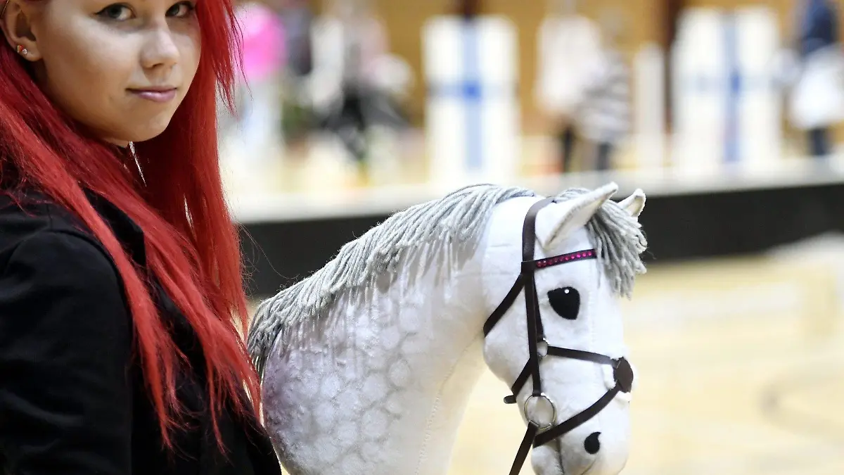 Alisa Aarniomäki hält ihr Steckenpferd bei den finnischen "Hobby Horsing" Meisterschaften am 29.04.2017 in Vantaa. ·Hobby Horsing· ist ein neuer Trend, der skandinavische Länder wie Finnland gerade erobert. Junge Mädchen und Teenager stellen Reitturniere mit einem Steckenpferd nach. Foto: Heikki Saukkomaa/Lehtikuva/dpa +++(c) dpa - Bildfunk+++