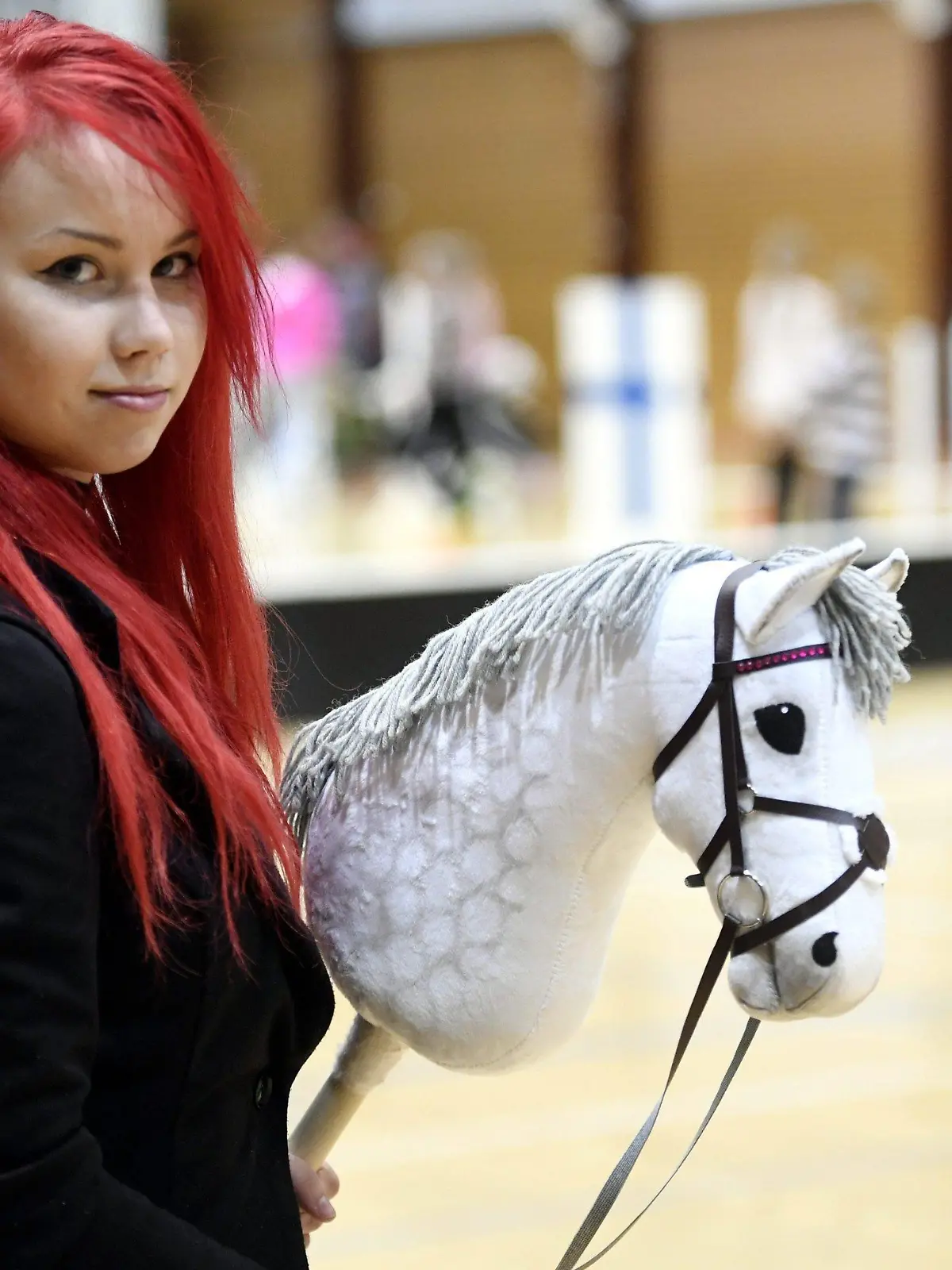 Alisa Aarniomäki hält ihr Steckenpferd bei den finnischen "Hobby Horsing" Meisterschaften am 29.04.2017 in Vantaa. ·Hobby Horsing· ist ein neuer Trend, der skandinavische Länder wie Finnland gerade erobert. Junge Mädchen und Teenager stellen Reitturniere mit einem Steckenpferd nach. Foto: Heikki Saukkomaa/Lehtikuva/dpa +++(c) dpa - Bildfunk+++