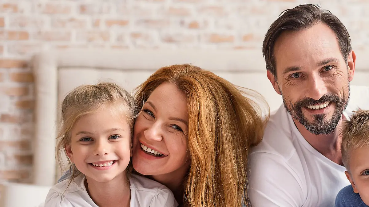 Familie zusammen im Bett