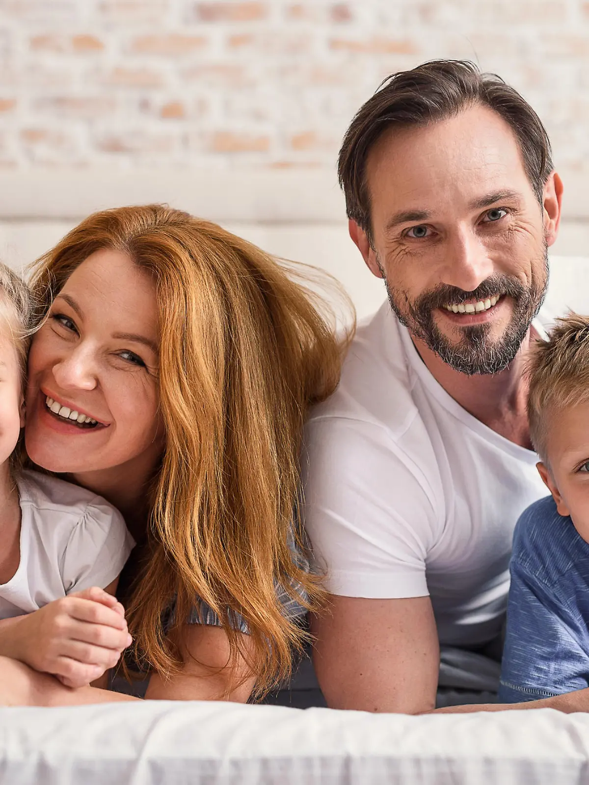 Familie zusammen im Bett