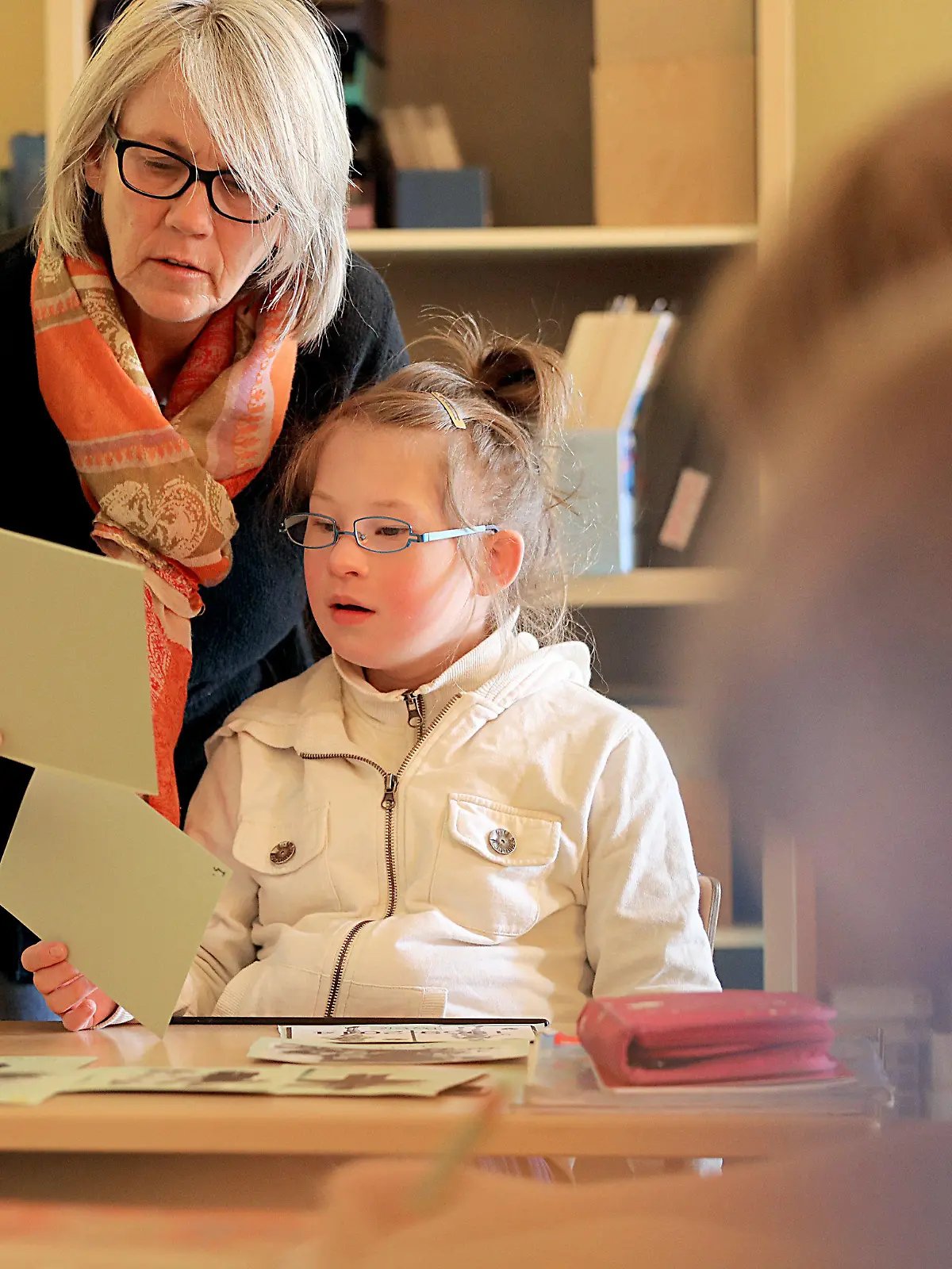 Die Sonderschullehrerin Karin Dohmen-Topbas betreut am 26.04.2017 in Aachen (Nordrhein-Westfalen) in der Gemeinschaftsgrundschule Am Höfling das Mädchen mit Down-Syndrom, Hannalena (r).   (zu dpa: "«Man muss Inklusion wollen» - Rezept einer Aachener Schule") Foto: Oliver Berg/dpa +++(c) dpa - Bildfunk+++