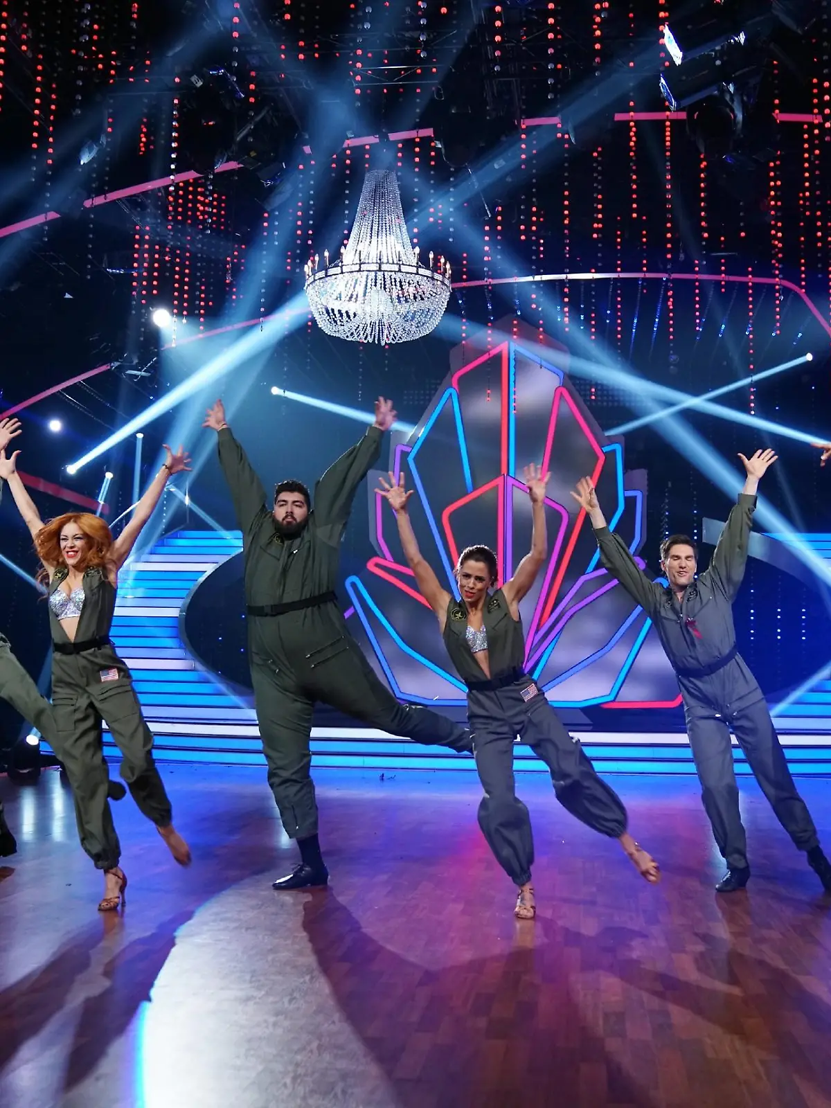Das Team "Top Gun" präsentiert seinen Team-Tanz      Verwendung der Bilder für Online-Medien ausschließlich mit folgender Verlinkung:"Alle Infos zu "Let´s Dance" im Special bei RTL.de: http://www.rtl.de/cms/sendungen/lets-dance.html