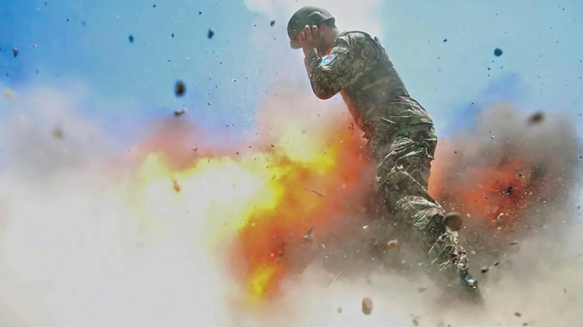 HANDOUT - Die von der US-Army zur Verfügung gestellte Aufnahme zeigt den Moment kurz nach der versehentlichen Explosion einer Granate während einer Militärübung am 02.07.2013 in der Laghman Provinz, Afghanistan, aufgenommen von Hilda Clayton, einer Einsatzfotografin des US-Militärs, die bei der Explosion ums Leben kam. (ACHTUNG: Nur zur redaktionellen Verwendung in Zusammenhang mit der Berichterstattung über den genannten Unfall und nur bei vollständiger Nennung der Quelle: «US Army/ZUMA Wire/dpa») Foto: US Army/ZUMA Wire/dpa +++(c) dpa - Bildfunk+++