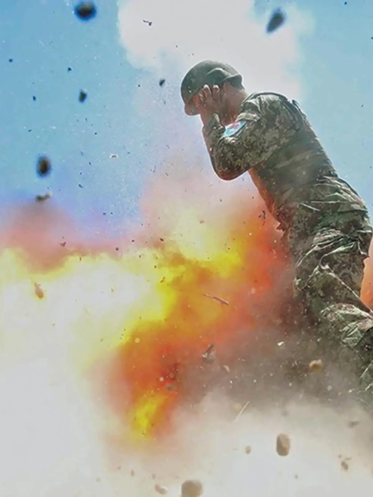 HANDOUT - Die von der US-Army zur Verfügung gestellte Aufnahme zeigt den Moment kurz nach der versehentlichen Explosion einer Granate während einer Militärübung am 02.07.2013 in der Laghman Provinz, Afghanistan, aufgenommen von Hilda Clayton, einer Einsatzfotografin des US-Militärs, die bei der Explosion ums Leben kam. (ACHTUNG: Nur zur redaktionellen Verwendung in Zusammenhang mit der Berichterstattung über den genannten Unfall und nur bei vollständiger Nennung der Quelle: «US Army/ZUMA Wire/dpa») Foto: US Army/ZUMA Wire/dpa +++(c) dpa - Bildfunk+++