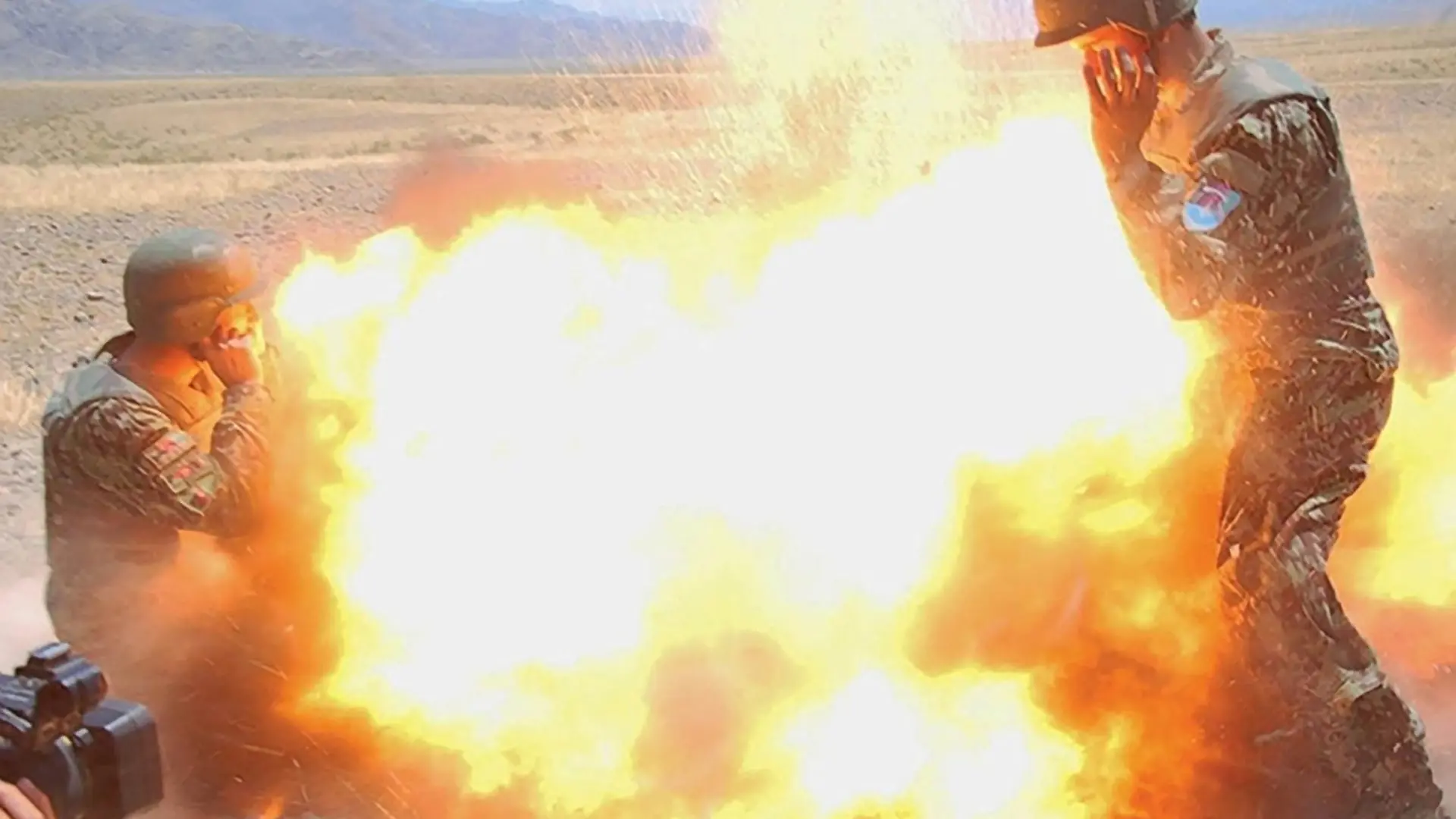 HANDOUT - Die von der US-Army zur Verfügung gestellte Aufnahme zeigt den Moment kurz nach der versehentlichen Explosion einer Granate während einer Militärübung am 02.07.2013 in der Laghman Provinz, Afghanistan, aufgenommen von einem Afghanischen Einsatzfotografen der afghanischen Armee, der bei der Explosion ums Leben kam. (ACHTUNG: Nur zur redaktionellen Verwendung in Zusammenhang mit der Berichterstattung über den genannten Unfall und nur bei vollständiger Nennung der Quelle: «US Army/ZUMA Wire/dpa») Foto: Us Army/ZUMA Wire/dpa +++(c) dpa - Bildfunk+++
