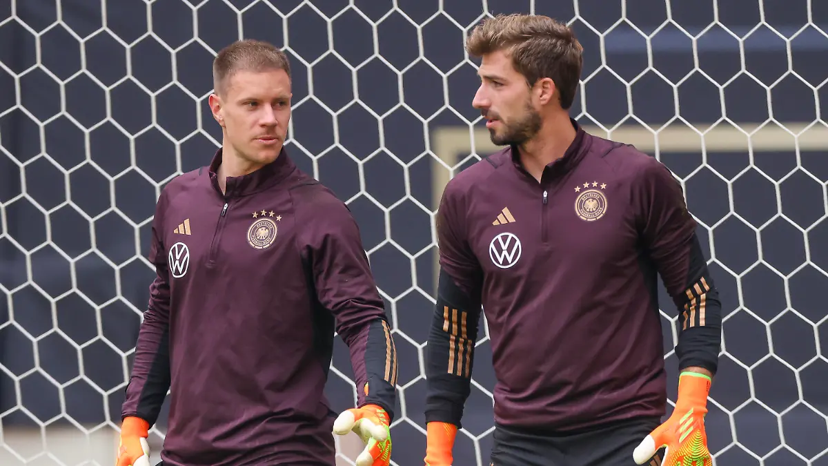 ARCHIV - 25.09.2022, Sachsen, Leipzig: Fußball: Nations League, Abschlusstraining vor dem Spiel gegen England in der Red Bull Arena Leipzig. Die Torwarte Marc-André ter Stegen (l) und Kevin Trapp nehmen am Training teil. (zu dpa: «Flicks Jahr der Bewährung: Heim-EM als «Projekt» nach dem WM-Flop») Foto: Jan Woitas/dpa +++ dpa-Bildfunk +++