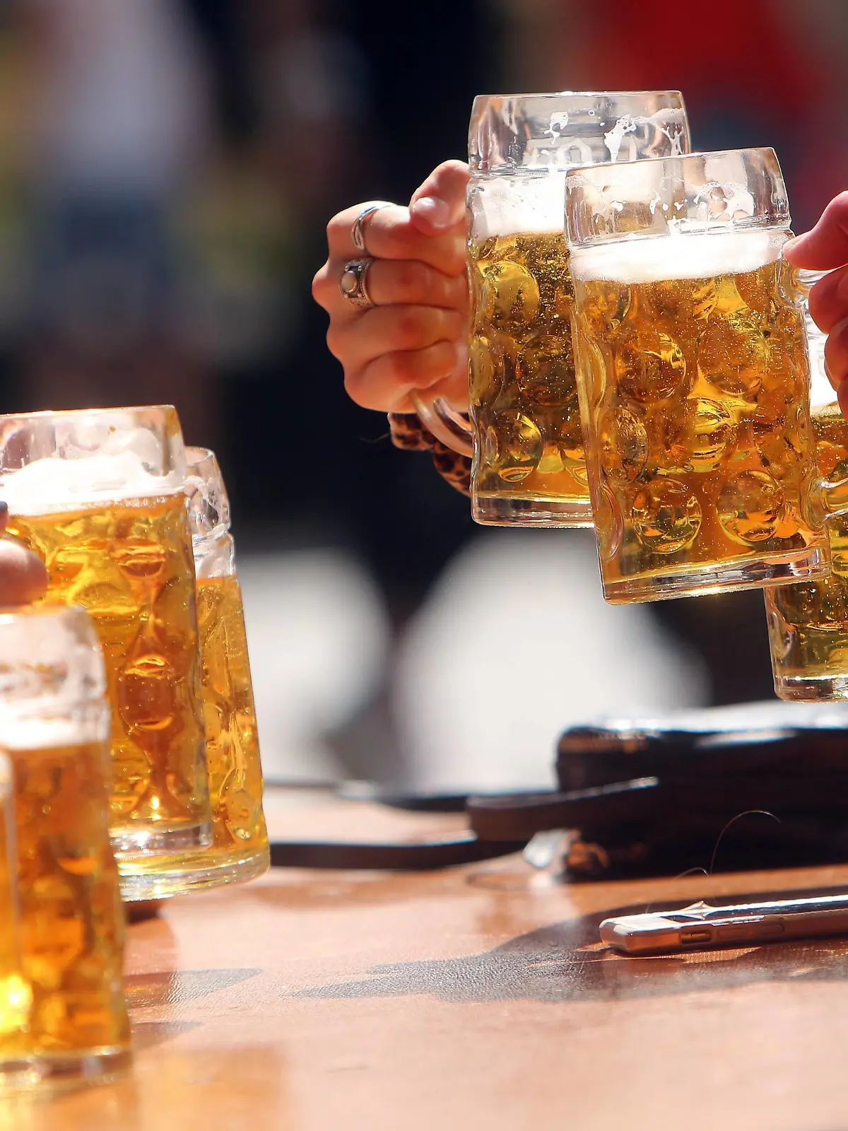  Gemeinsames Zuprosten mit Maßkrüge n Bier im Biergarten am Viktualienmarkt in München, Bayern, Deutschland *** Joint frosting with beer mugs in the beer garden at Viktualienmarkt in Munich, Bavaria, Germany