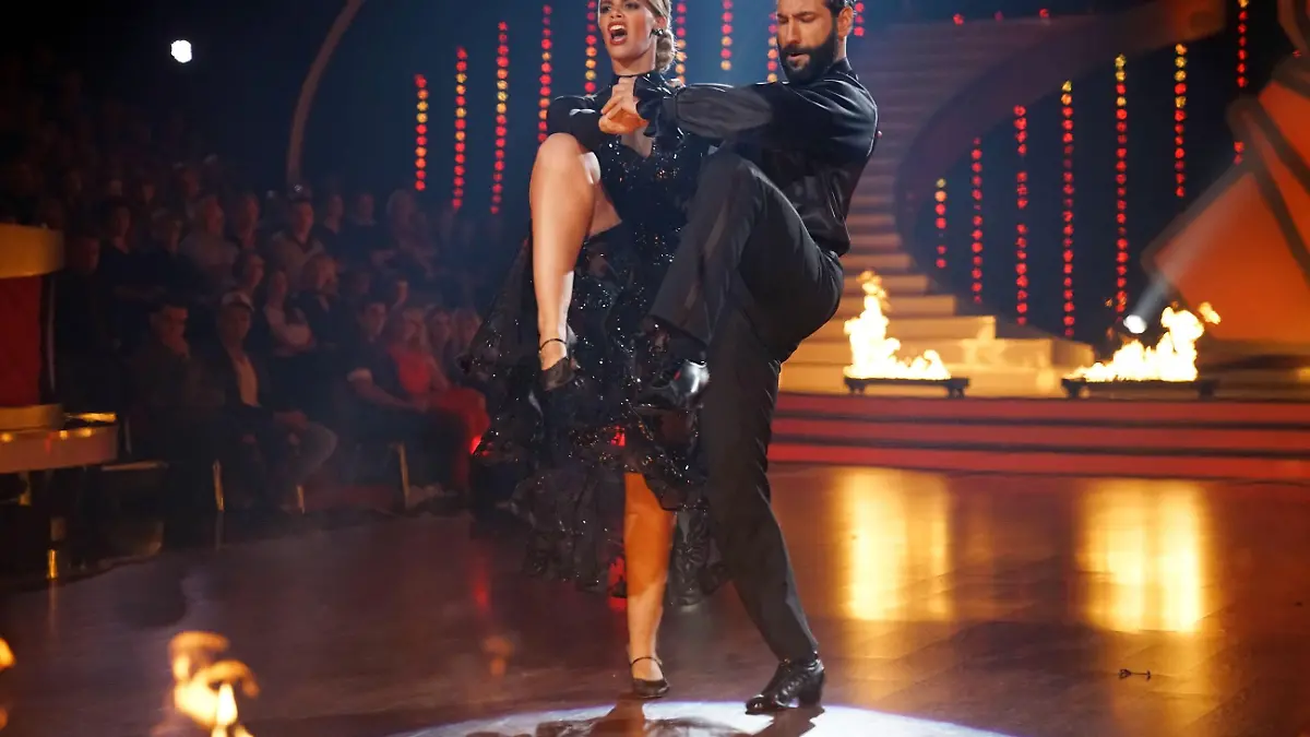     Verwendung der Bilder für Online-Medien ausschließlich mit folgender Verlinkung:"Alle Infos zu "Let´s Dance" im Special bei RTL.de: http://www.rtl.de/cms/sendungen/lets-dance.html