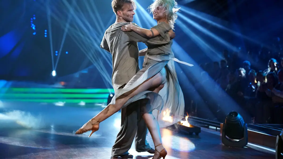 Kathrin Menzinger und Vadim Garbuzov mit einem Showdance zu "I Am A Refugee".
Verwendung der Bilder für Online-Medien ausschließlich mit folgender Verlinkung:"Alle Infos zu "Let´s Dance" im Special bei RTL.de: http://www.rtl.de/cms/sendungen/lets-dance.html