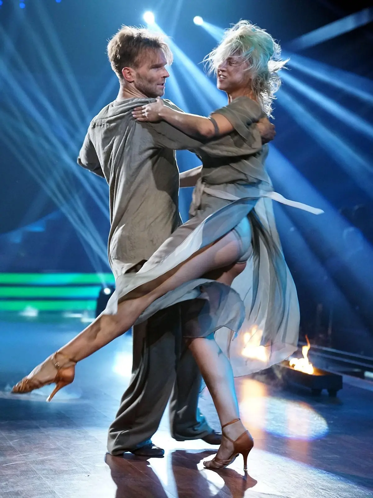 Kathrin Menzinger und Vadim Garbuzov mit einem Showdance zu "I Am A Refugee".    
 Verwendung der Bilder für Online-Medien ausschließlich mit folgender Verlinkung:"Alle Infos zu "Let´s Dance" im Special bei RTL.de: http://www.rtl.de/cms/sendungen/lets-dance.html