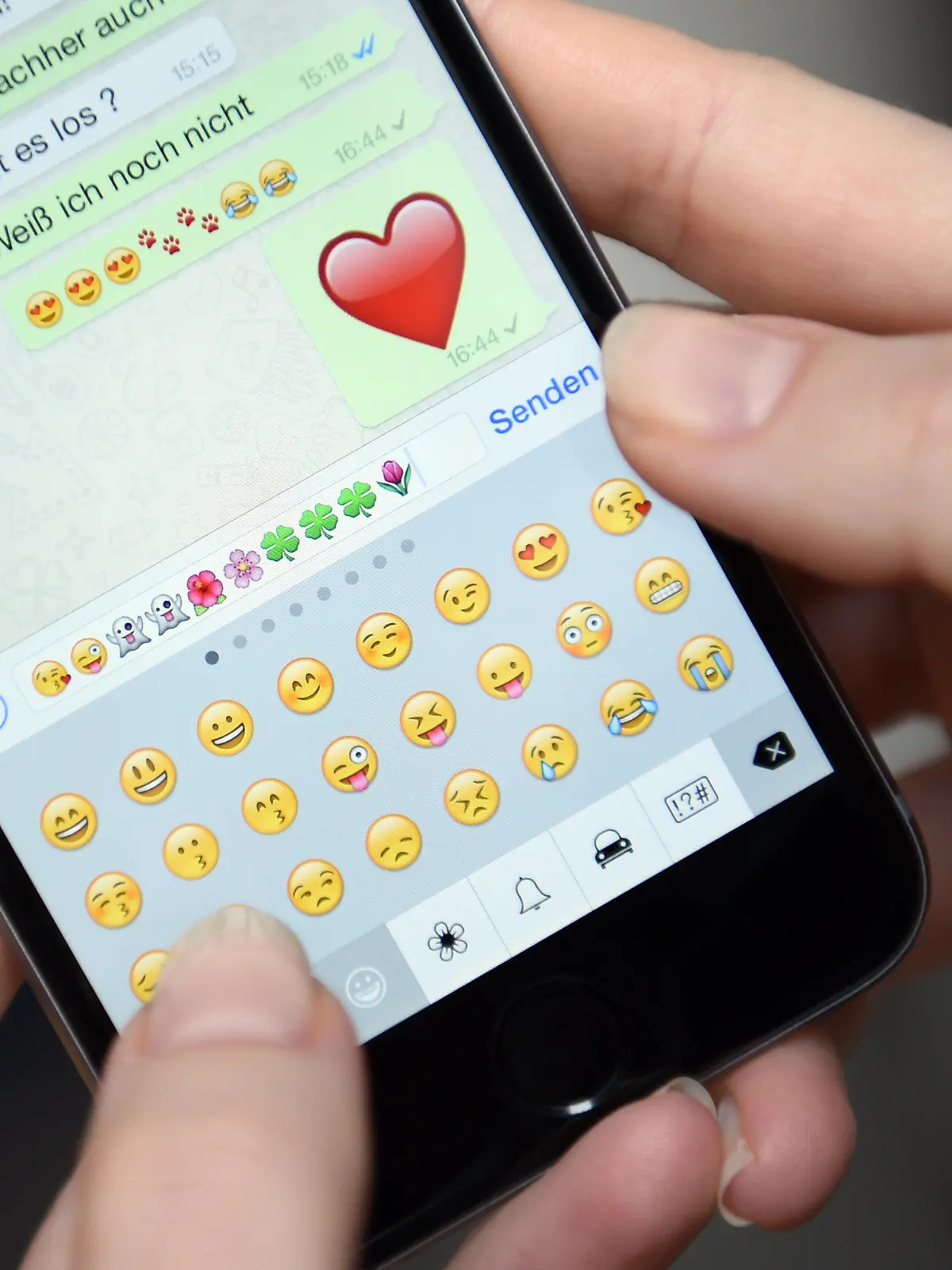 ARCHIV - ILLUSTRATION - Auf dem Display eines iphone 6 ist am 20.03.2015 ein Chatverlauf der App «WhatsApp» mit Emoticons (Emojis) zu sehen. Foto: Britta Pedersen/dpa (zu dpa-Korr «Emoji - Zeichen statt Worte auf dem Vormarsch» vom 24.08.2015) +++(c) dpa - Bildfunk+++