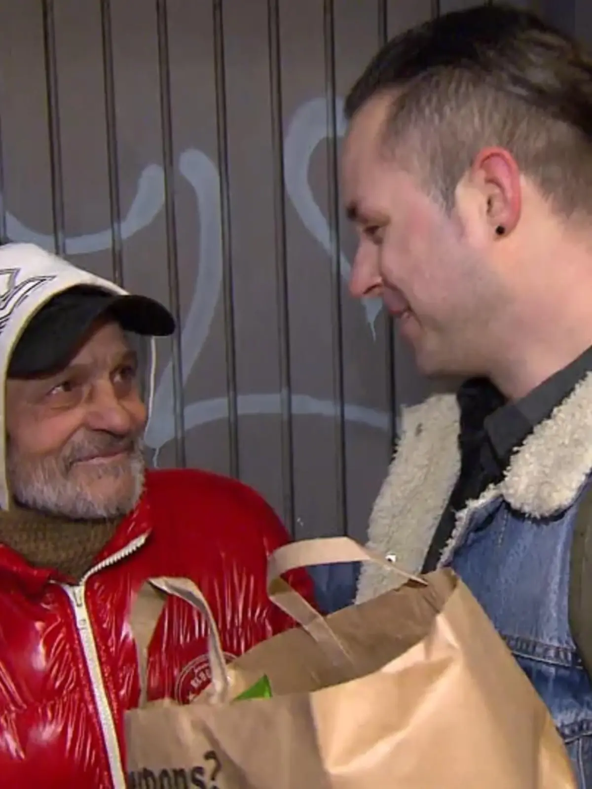 Frierend zusammengekauert und alleine auf einer Parkbank: Dieses Bild von Obdachlosen begegnet uns in den kalten Monaten in vielen Städten immer wieder. Genau nach diesen Menschen in der Not hält Kevin Hüvelmann Ausschau. Der 33-Jährige ist regelmäßig in der Kasseler Innenstadt unterwegs und hilft obdachlosen Menschen, die in der Kälte Hilfe benötigen. Welche persönliche Geschichte ihn antreibt und wie "die Straße" auf ihn reagiert - im Video!