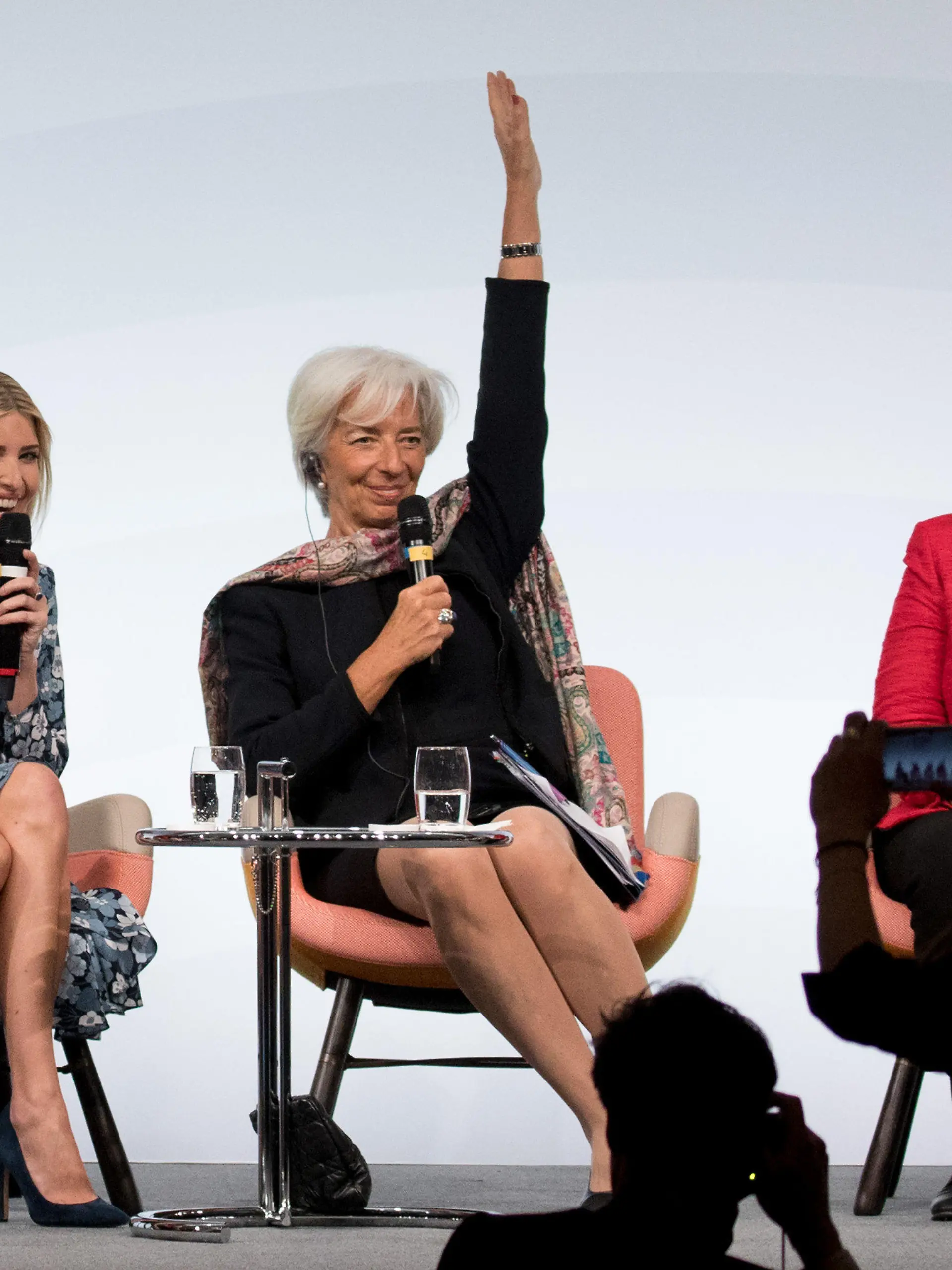 Ivanka Trump (l-r), die Tochter und Beraterin des US-Präsidenten und IWF-Chefin Christine Lagarde stimmen am 25.04.2017 in Berlin beim internationalen Gipfel zur Stärkung von Frauen zusammen mit dem Plenum darüber ab, ob Bundeskanzlerin Angela Merkel (r, CDU) eine Feministin ist. Ziel der Veranstalter ist, Frauen in eine bessere wirtschaftliche Lage zu versetzen, ihnen mehr Chancen auf dem Arbeitsmarkt zu verschaffen sowie eine größere Beteiligung am Unternehmertum zu ermöglichen. Foto: Kay Nietfeld/dpa +++(c) dpa - Bildfunk+++