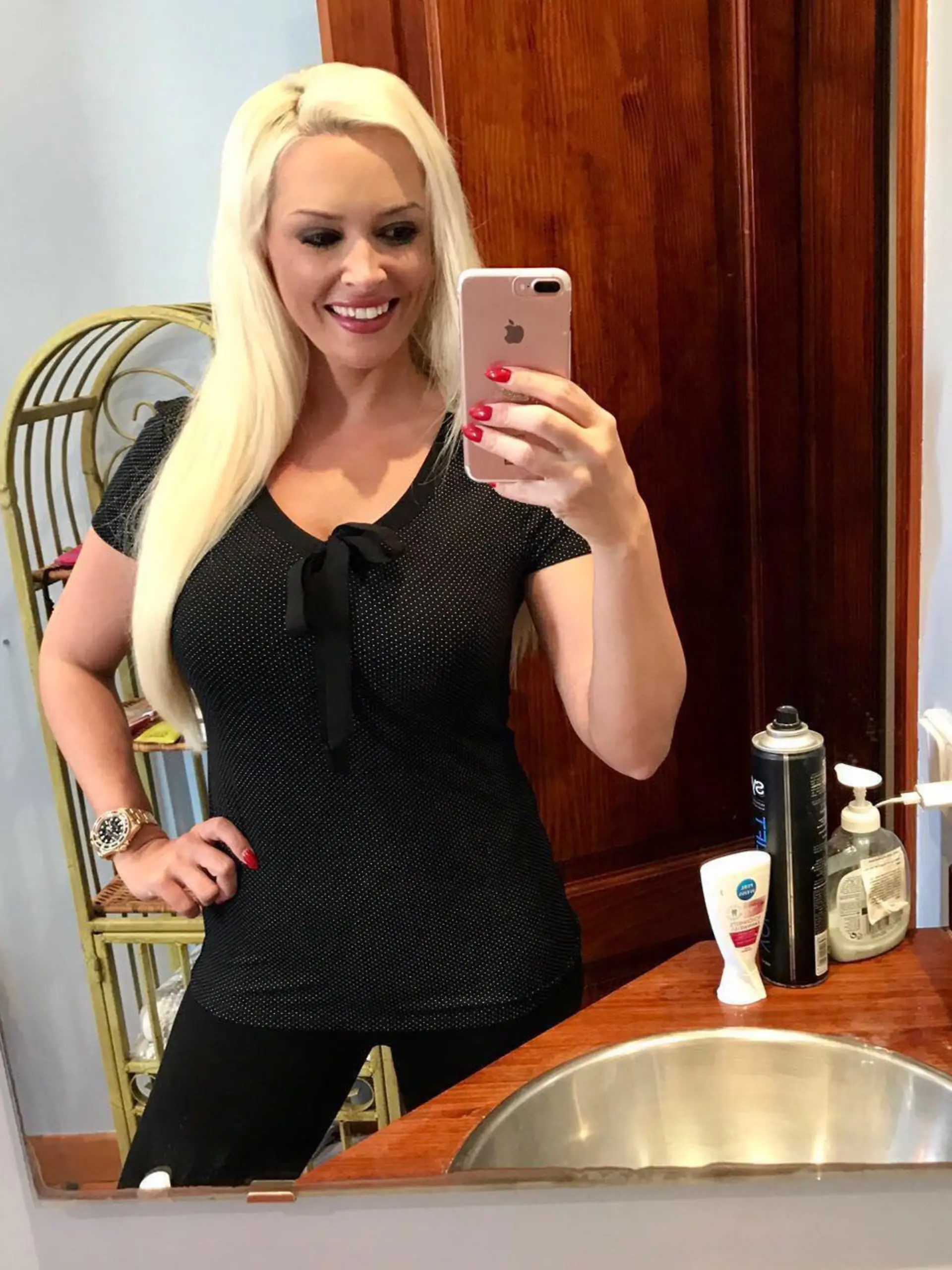 Daniela Katzenberger macht ein Selfie