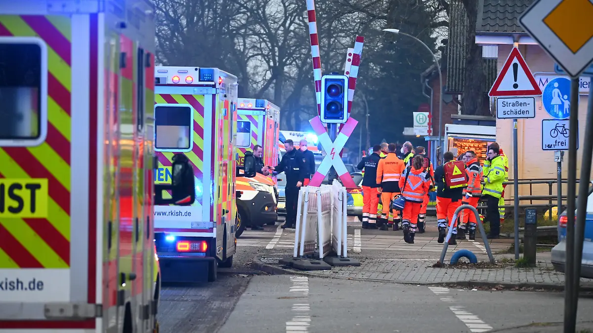 25.01.2023, Schleswig-Holstein, Brokstedt: Einsatzkräfte der Polizei und Rettungsdienste sind an einem Bahnübergang in der Nähe von Bahnhof Brokstedt im Einsatz. Bei einer Messerattacke in einem Regionalzug von Kiel nach Hamburg sind am Mittwoch mehrere Menschen verletzt worden. Ein Mann sei kurz vor der Ankunft im Bahnhof Brokstedt mit einem Messer auf Reisende losgegangen. Foto: Jonas Walzberg/dpa +++ dpa-Bildfunk +++