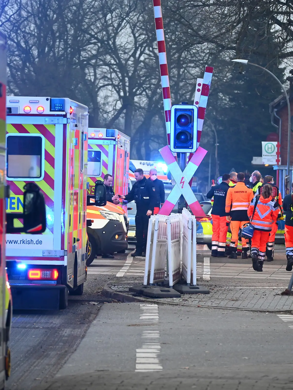 25.01.2023, Schleswig-Holstein, Brokstedt: Einsatzkräfte der Polizei und Rettungsdienste sind an einem Bahnübergang in der Nähe von Bahnhof Brokstedt im Einsatz. Bei einer Messerattacke in einem Regionalzug von Kiel nach Hamburg sind am Mittwoch mehrere Menschen verletzt worden. Ein Mann sei kurz vor der Ankunft im Bahnhof Brokstedt mit einem Messer auf Reisende losgegangen. Foto: Jonas Walzberg/dpa +++ dpa-Bildfunk +++