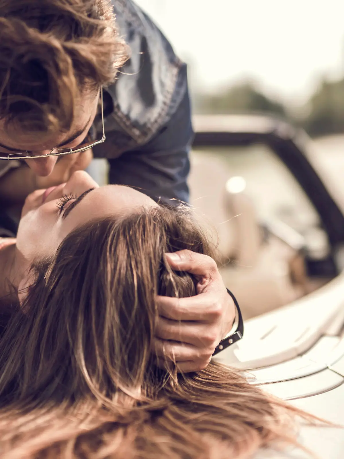 Sex im Auto ist sexy, aber in der Regel nicht besonders bequem. Mit unseren Tipps wird Sex im Auto allerdings zum Erlebnis. Probiert es aus.