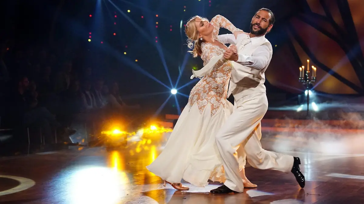 Angelina Kirsch und Massimo Sinató           Verwendung der Bilder für Online-Medien ausschließlich mit folgender Verlinkung:"Alle Infos zu "Let´s Dance" im Special bei RTL.de: http://www.rtl.de/cms/sendungen/lets-dance.html