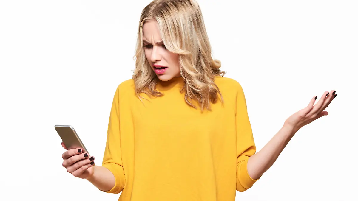 Frau mit Smartphone ärgert sich über leeres Datenvolumen.