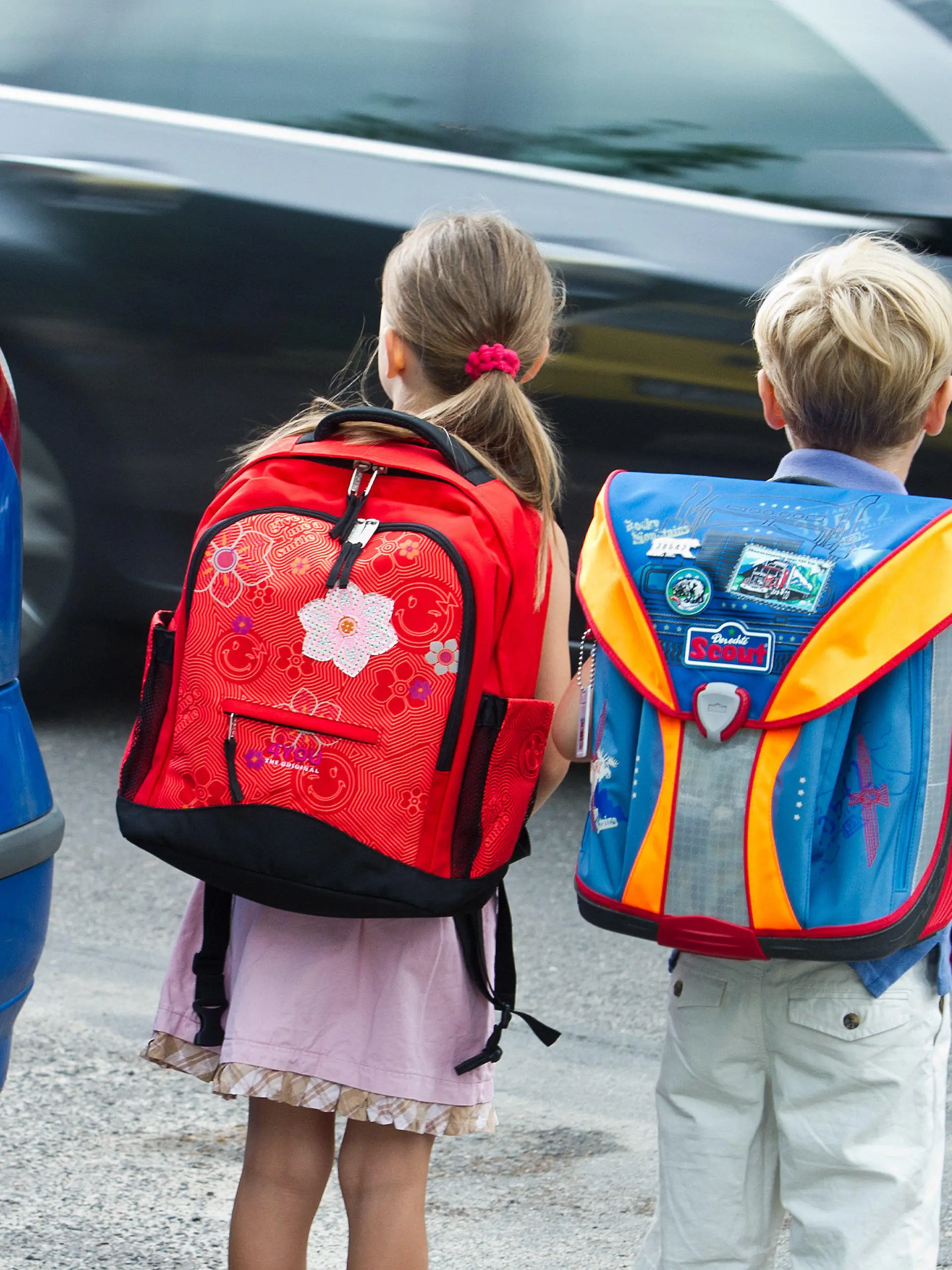 ARCHIV - ILLUSTRATION - Amy und Luca üben am 30.07.2013 in Frankfurt (Oder) das Verhalten auf dem Schulweg und das richtige Überqueren einer Straße. (Zu dpa "Warum es für Kinder schwer ist, Straßen zu überqueren" vom 20.04.2017) Foto: Patrick Pleul/dpa-Zentralbild/dpa +++(c) dpa - Bildfunk+++