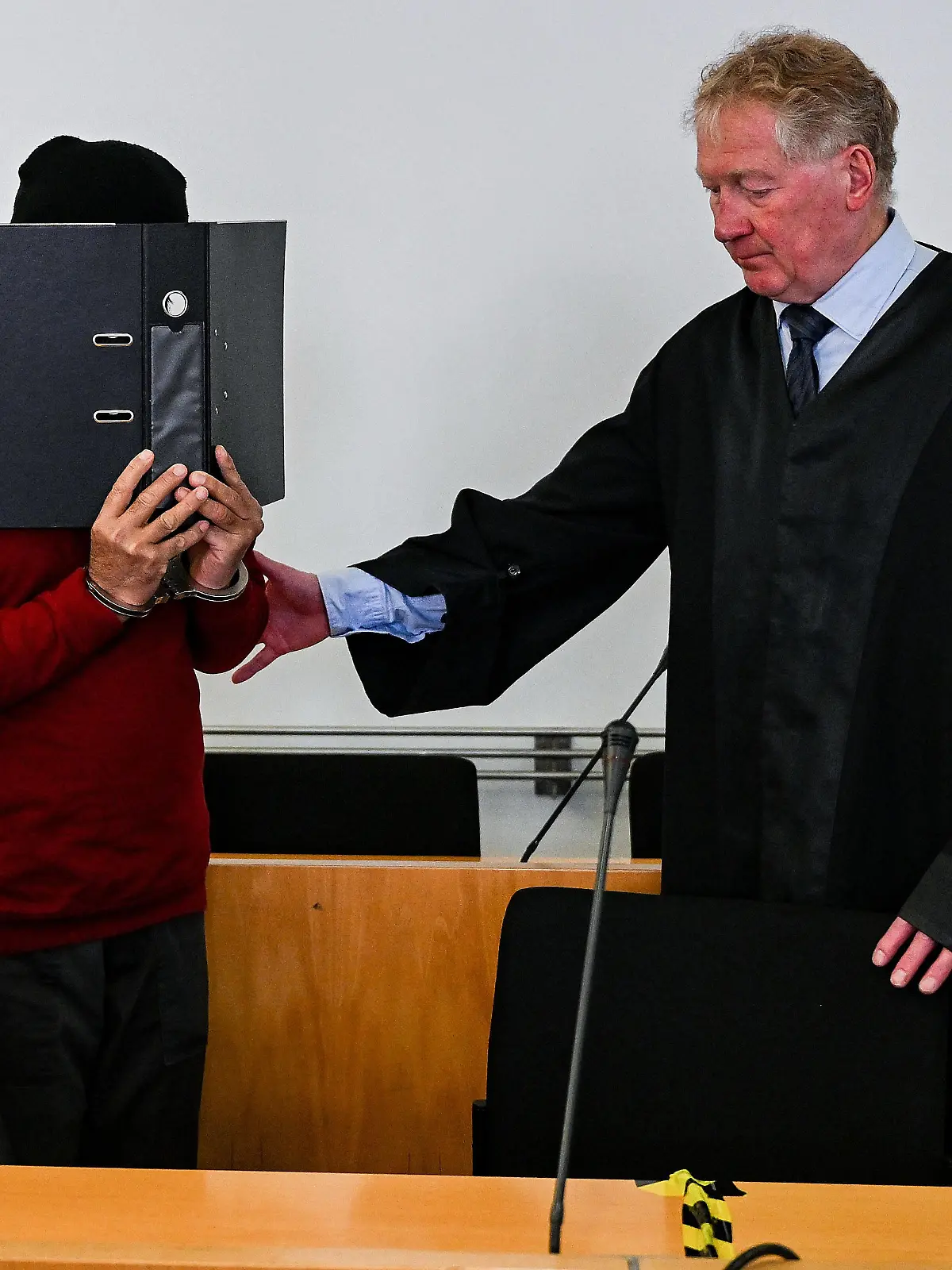 18.01.2023, xpsx, Lokal Hanau Auftakt: Prozess gegen den Hanauer Kindermörder v.l. Angeklagter beim Einlass Verteidiger Rechtsanwalt Stefan Bonn, Hanau Hessen Deutschland DEU *** 18 01 2023, xpsx, local Hanau prelude trial against Hanau child murderer v l defendant at admission defense lawyer Stefan Bonn, Hanau Hesse Germany DEU