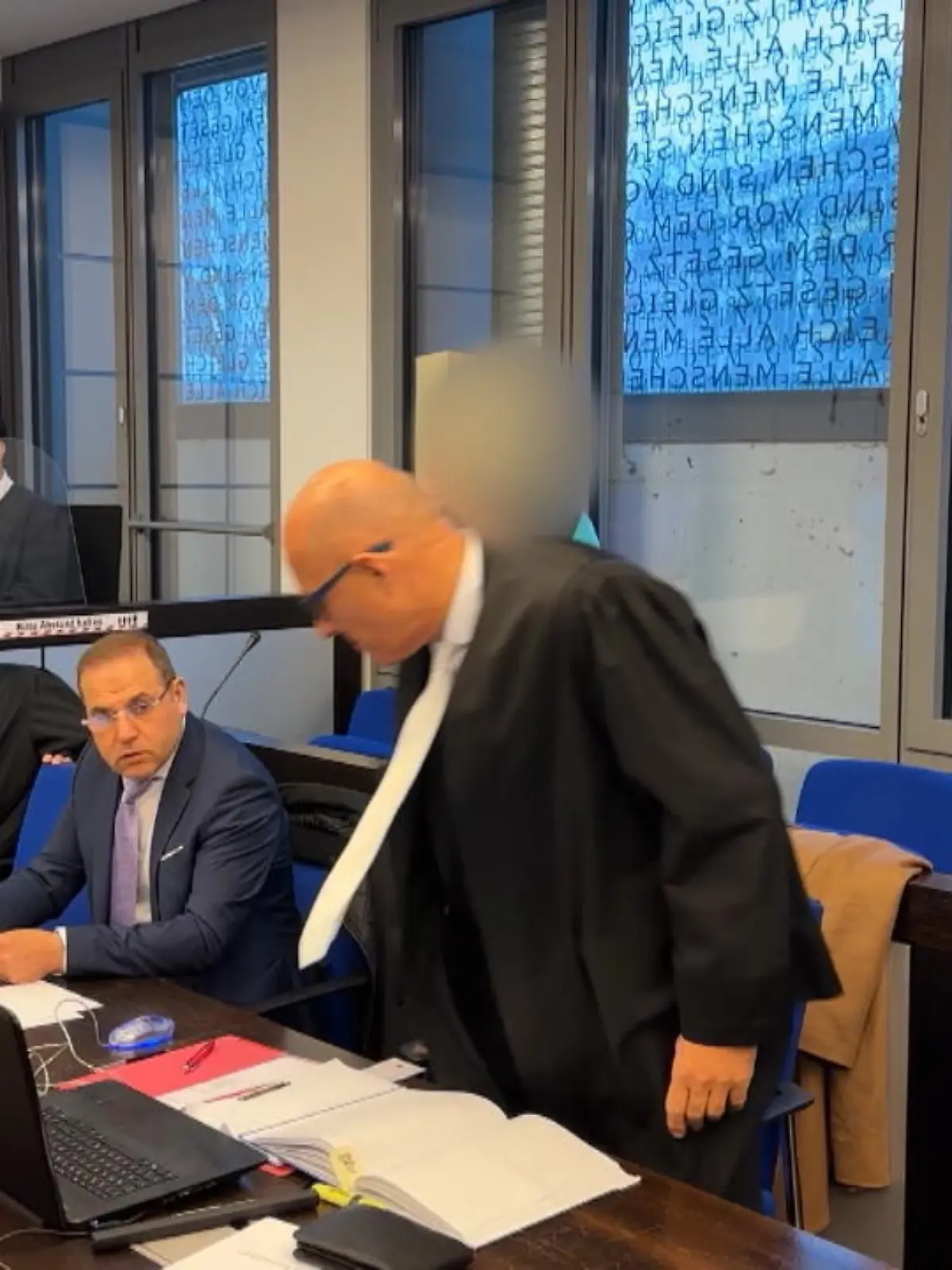 Bild zu: "Prozess gegen Messerstecher beginnt"