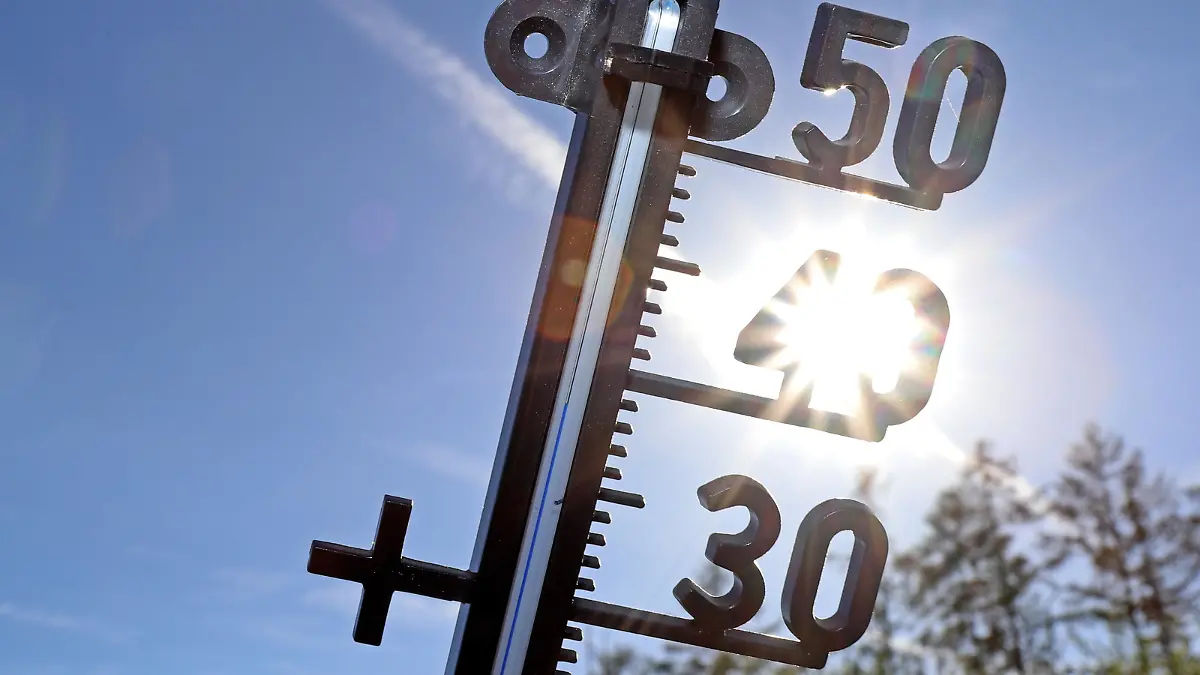 News Themen der Woche KW29 News Bilder des Tages Sommer, Hitze im Siegerland, Symbolbild, ein Thermometer vor blauem Himmel und der Sonne Sommer im Siegerland am 18.07.2022 in Siegen/Deutschland. *** Summer, heat in Siegerland, symbol image, a thermometer against a blue sky and the sun summer in Siegerland on 18 07 2022 in Siegen Germany