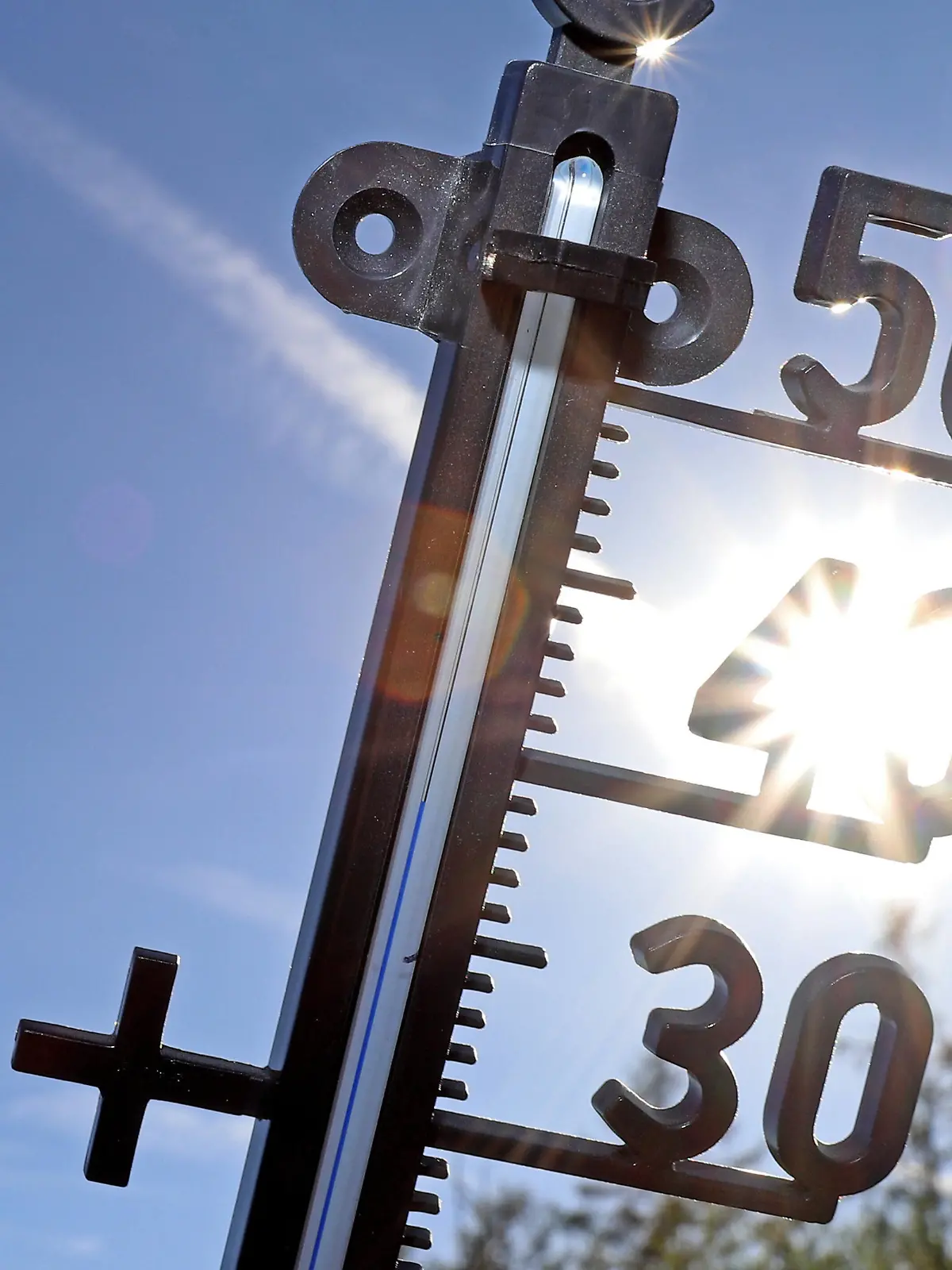 News Themen der Woche KW29 News Bilder des Tages Sommer, Hitze im Siegerland, Symbolbild, ein Thermometer vor blauem Himmel und der Sonne Sommer im Siegerland am 18.07.2022 in Siegen/Deutschland. *** Summer, heat in Siegerland, symbol image, a thermometer against a blue sky and the sun summer in Siegerland on 18 07 2022 in Siegen Germany
