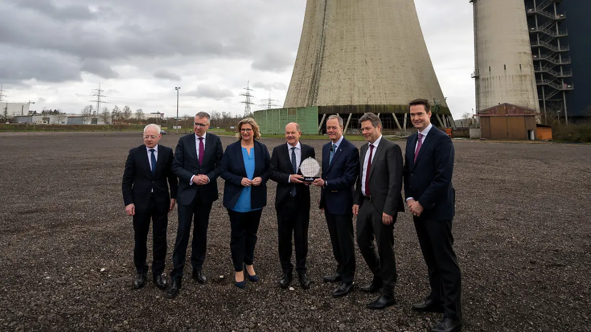 01.02.2023, Saarland, Ensdorf: Jürgen Barke (l-r, SPD, Wirtschaftsminister Saarland), Holger Klein, CEO ZF Group, Anke Rehlinger (SPD), Ministerpräsidentin des Saarlandes, Bundeskanzler Olaf Scholz (SPD) und Gregg Lowe, CEO Wolfspeed, Robert Habeck (Bündnis 90/Die Grünen), Bundesminister für Wirtschaft und Klimaschutz, und Stephan von Schuckmann, Vorstandsmitglied ZF Group, stehen vor einem still gelegten Kohlekraftwerk. Der US-Konzern Wolfspeed will im Saarland eine moderne Chipfabrik bauen. Der Zulieferer ZF will den Neubau durch eine Investition im Rahmen einer neuen strategischen Partnerschaft unterstützen. Foto: Harald Tittel/dpa +++ dpa-Bildfunk +++