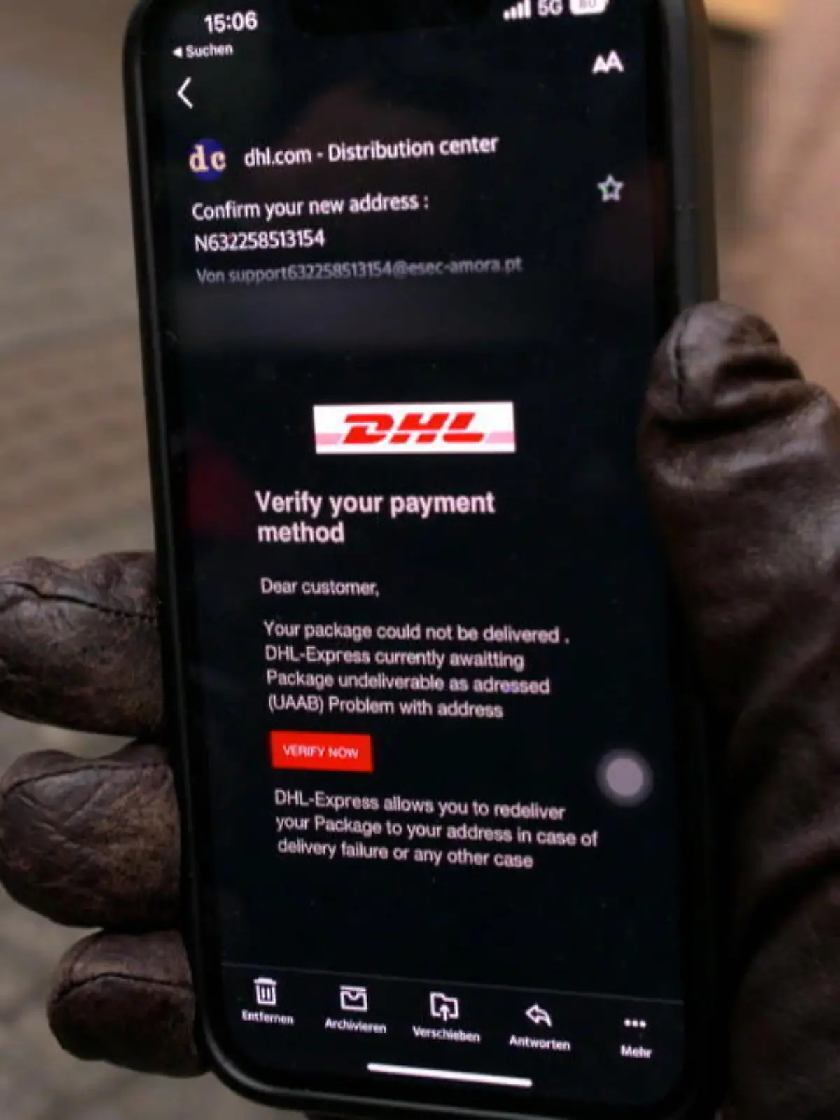 „Ihre Sendung wird heute zugestellt. Sendung verfolgen.“ Wenn Sie eine solche SMS aufs Handy bekommen, dann klicken Sie bloß nicht darauf! Das ist nämlich gerade die neueste Phishing-Masche. DHL selbst warnt schon öffentlich davor. RTL-Reporter Andreas Klimek und RTL-Reporterin Luisa Graf haben sich mal angesehen, wie der Betrug funktioniert und was Sie machen können, wenn Sie vielleicht schon draufgeklickt haben. Ihre Ratschläge sehen Sie im Video!