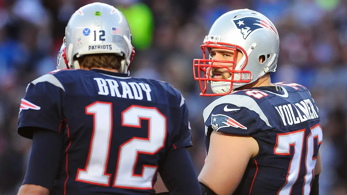 (File) New England Patriots tackle Sebastian Vollmer of Germany (R) talks with New England Patriots quarterback Tom Brady (L) before a play during the first half of the NFL American football game between the Detroit Lions and the New England Patriots at Gillette Stadium in Foxborough, Massachusetts, USA, 23 November 2014. EPA/CJ GUNTHER (zu dpa «NFL-Profi Vollmer: «Der momentan wohl gigantischste Deutsche»» am 29.01.2015) +++(c) dpa - Bildfunk+++