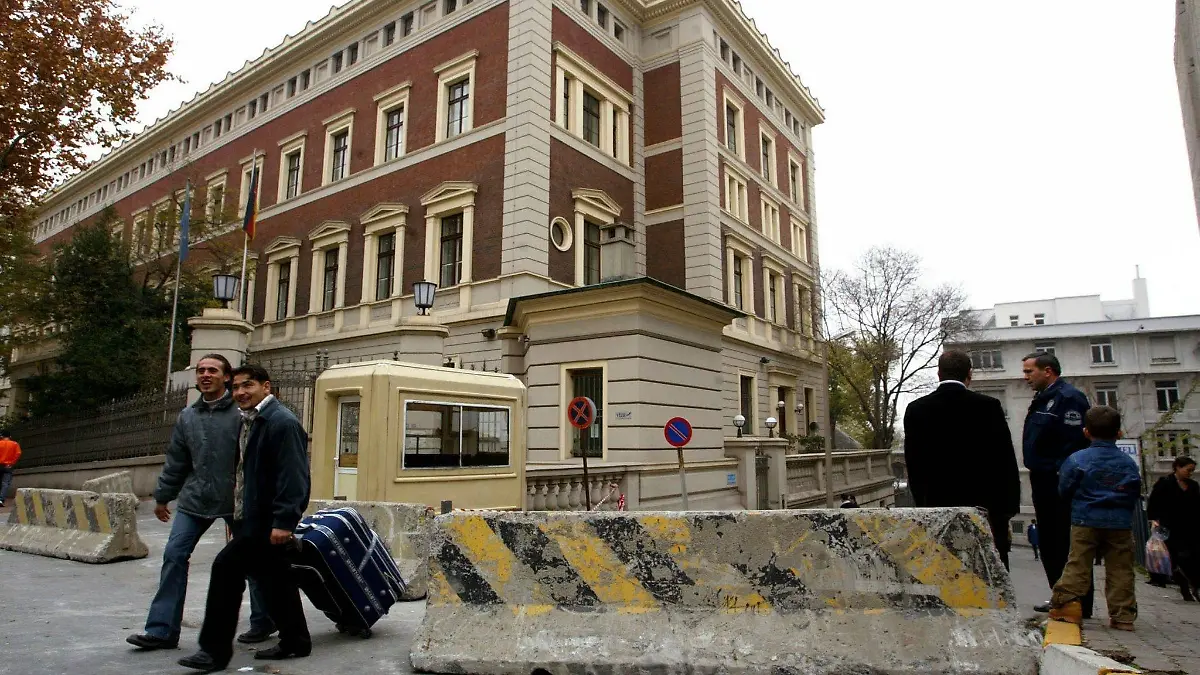 ARCHIV - 26.11.2003, Türkei, Istanbul: Türkische Bürger verlassen die Visa-Abteilung des deutschen Konsulats in Istanbul, wo die Straße aus Sicherheitsgründen mit Betonblöcken blockiert ist. Das deutsche Generalkonsulat im Zentrum der türkischen Metropole Istanbul bleibt am Mittwoch wegen erhöhten Anschlagsrisikos geschlossen. Das geht aus einer Mitteilung des Auswärtigen Amts an deutsche Staatsbürger in der Türkei hervor. Foto: Kerim Okten/epa/dpa +++ dpa-Bildfunk +++