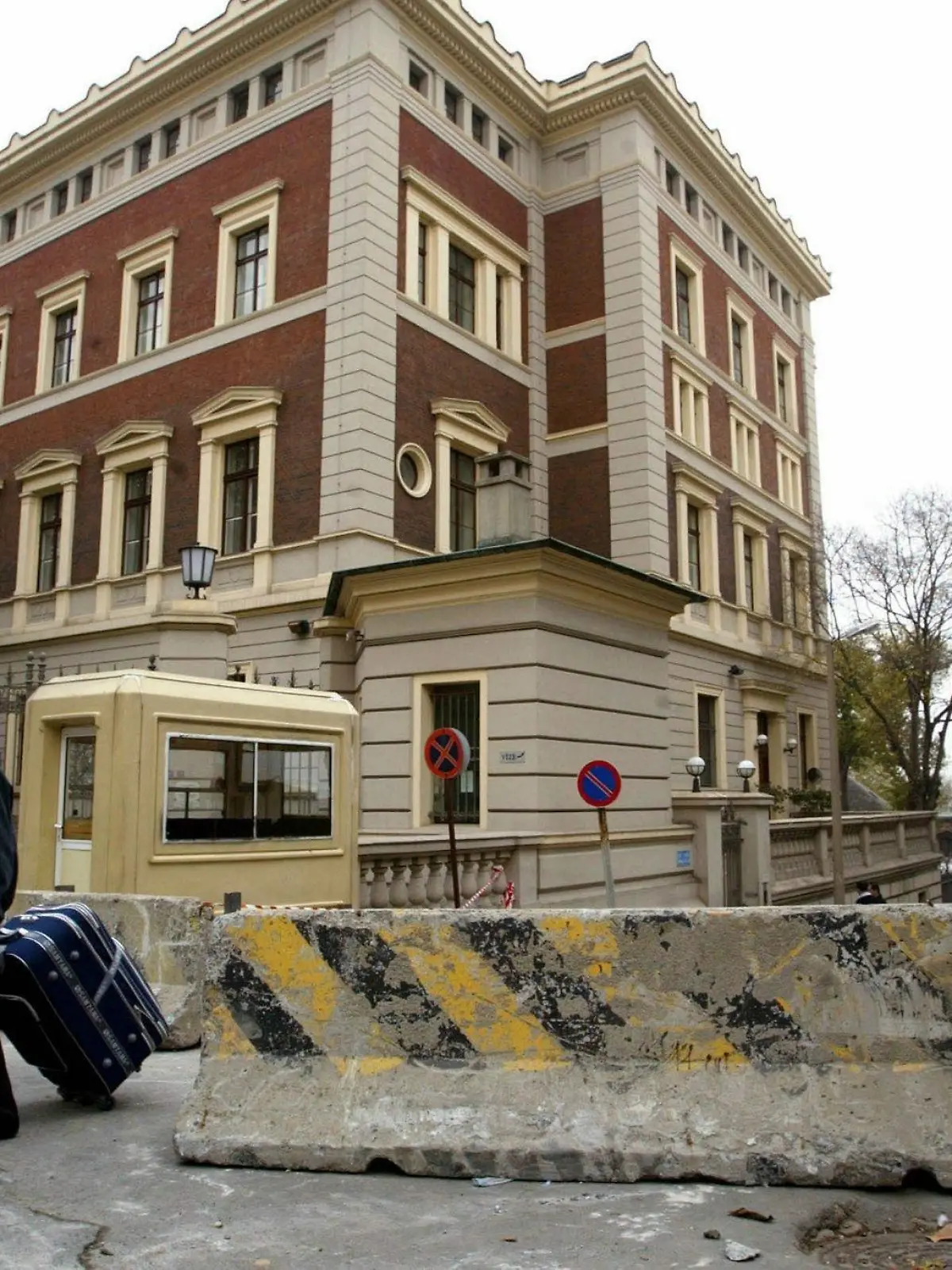 ARCHIV - 26.11.2003, Türkei, Istanbul: Türkische Bürger verlassen die Visa-Abteilung des deutschen Konsulats in Istanbul, wo die Straße aus Sicherheitsgründen mit Betonblöcken blockiert ist. Das deutsche Generalkonsulat im Zentrum der türkischen Metropole Istanbul bleibt am Mittwoch wegen erhöhten Anschlagsrisikos geschlossen. Das geht aus einer Mitteilung des Auswärtigen Amts an deutsche Staatsbürger in der Türkei hervor. Foto: Kerim Okten/epa/dpa +++ dpa-Bildfunk +++