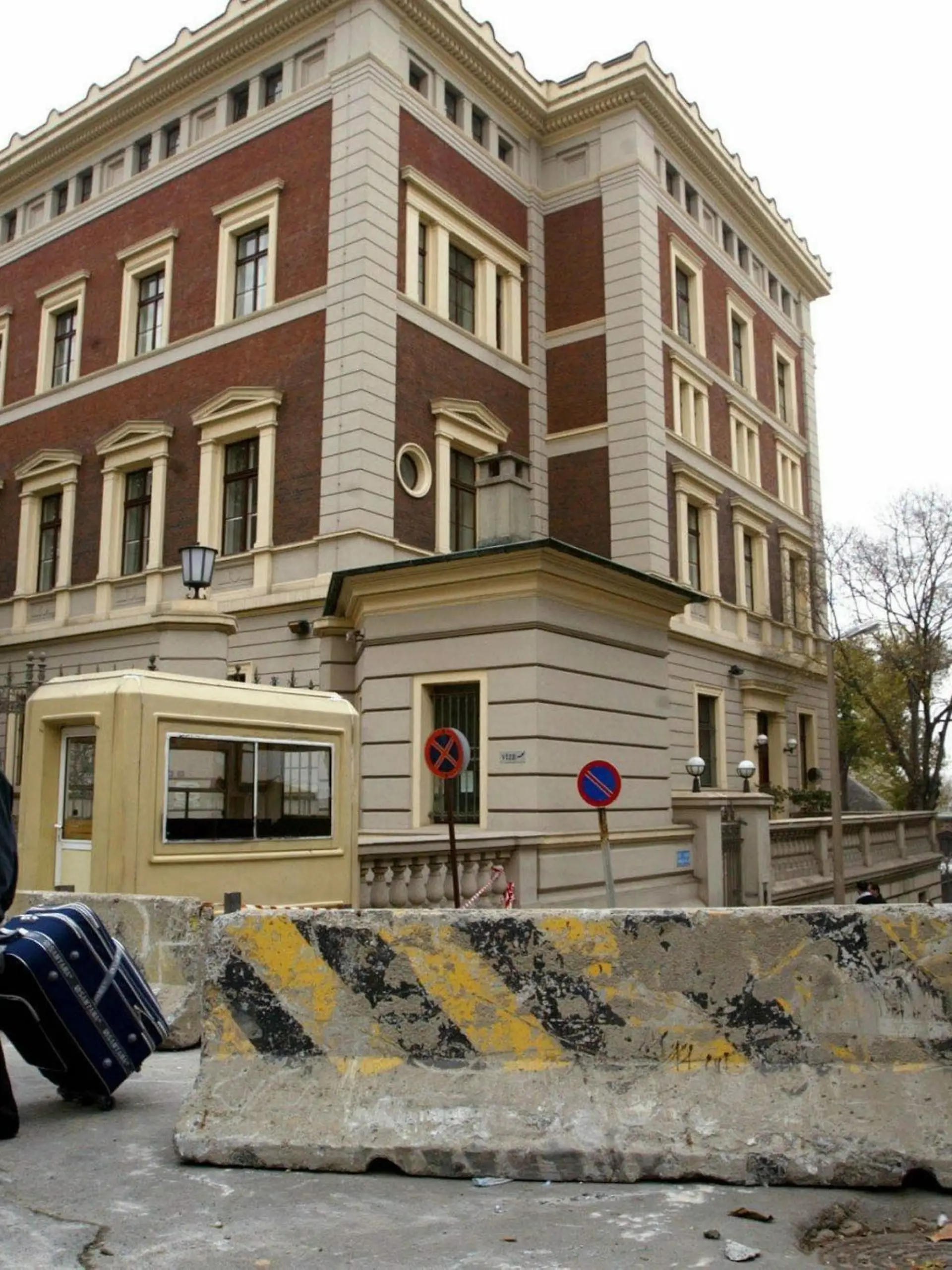 ARCHIV - 26.11.2003, Türkei, Istanbul: Türkische Bürger verlassen die Visa-Abteilung des deutschen Konsulats in Istanbul, wo die Straße aus Sicherheitsgründen mit Betonblöcken blockiert ist. Das deutsche Generalkonsulat im Zentrum der türkischen Metropole Istanbul bleibt am Mittwoch wegen erhöhten Anschlagsrisikos geschlossen. Das geht aus einer Mitteilung des Auswärtigen Amts an deutsche Staatsbürger in der Türkei hervor. Foto: Kerim Okten/epa/dpa +++ dpa-Bildfunk +++