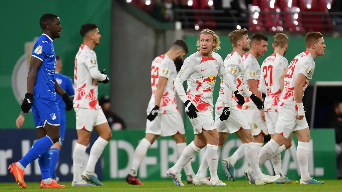 Emil Forsberg RB Leipzig Mitte, erzielt das 1:0. RB Leipzig vs. TSG 1899 Hoffenheim, Fussball, DFB-Pokal, Achtelfinale, Saison 2022/2023, 01.02.2023 DFB/DFL REGULATIONS PROHIBIT ANY USE OF PHOTOGRAPHS AS IMAGE SEQUENCES AND/OR QUASI-VIDEO RB Leipzig vs. TSG 1899 Hoffenheim, Fussball, DFB-Pokal, Achtelfinale, Saison 2022/2023, 01.02.2023 Leipzig *** Emil Forsberg RB Leipzig center, scores the 1 0 RB Leipzig vs TSG 1899 Hoffenheim, Football, DFB Pokal, Round of 16, Season 2022 2023, 01 02 2023 DFB DFL REGULATES PROHIBIT ANY USE OF PHOTOGRAPHS AS IMAGE SEQUENCES AND OR QUASI VIDEO RB Leipzig vs TSG 1899 Hoffenheim, Football, DFB Pokal, Round of 16, Season 2022 2023, 01 02 2023 Leipzig Copyright: xEibner-Pressefoto/BertxHarzerx EP_EER