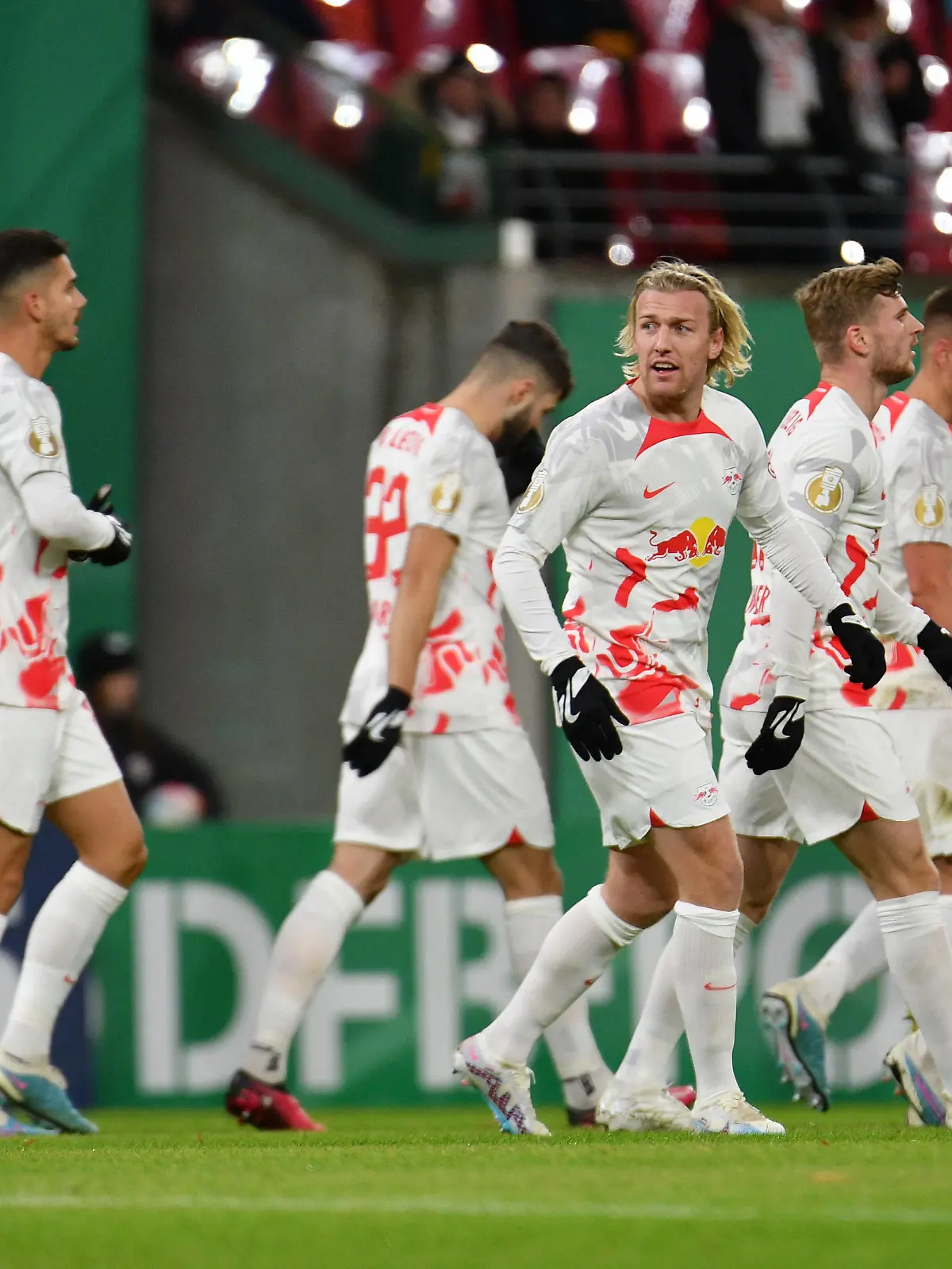 Emil Forsberg RB Leipzig Mitte, erzielt das 1:0. RB Leipzig vs. TSG 1899 Hoffenheim, Fussball, DFB-Pokal, Achtelfinale, Saison 2022/2023, 01.02.2023 DFB/DFL REGULATIONS PROHIBIT ANY USE OF PHOTOGRAPHS AS IMAGE SEQUENCES AND/OR QUASI-VIDEO RB Leipzig vs. TSG 1899 Hoffenheim, Fussball, DFB-Pokal, Achtelfinale, Saison 2022/2023, 01.02.2023 Leipzig *** Emil Forsberg RB Leipzig center, scores the 1 0 RB Leipzig vs TSG 1899 Hoffenheim, Football, DFB Pokal, Round of 16, Season 2022 2023, 01 02 2023 DFB DFL REGULATES PROHIBIT ANY USE OF PHOTOGRAPHS AS IMAGE SEQUENCES AND OR QUASI VIDEO RB Leipzig vs TSG 1899 Hoffenheim, Football, DFB Pokal, Round of 16, Season 2022 2023, 01 02 2023 Leipzig Copyright: xEibner-Pressefoto/BertxHarzerx EP_EER