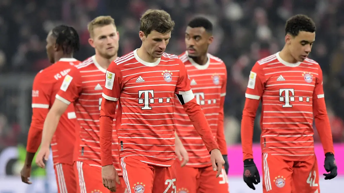28.01.2023, zemz, Fussball 1.Bundesliga, FC Bayern Muenchen - Eintracht Frankfurt emspor, v.l. Matthijs de Ligt FC Bayern Muenchen Thomas Mueller FC Bayern Muenchen Ryan Gravenberch FC Bayern Muenchen Jamal Musiala FC Bayern Muenchen enttaeuscht nach Spielende DFL/DFB REGULATIONS PROHIBIT ANY USE OF PHOTOGRAPHS as IMAGE SEQUENCES and/or QUASI-VIDEO Muenchen *** 28 01 2023, zemz, Football 1 Bundesliga, FC Bayern Muenchen Eintracht Frankfurt emspor, v l Matthijs de Ligt FC Bayern Muenchen Thomas Mueller FC Bayern Muenchen Ryan Gravenberch FC Bayern Muenchen Jamal Musiala FC Bayern Muenchen disappointed after end of match DFL DFB REGULATIONS PROHIBIT ANY USE OF PHOTOGRAPHS as IMAGE SEQUENCES and or QUASI VIDEO Muenchen