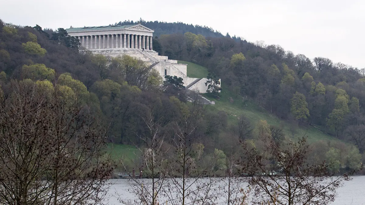 Das Donauufer in Donaustauf (Bayern) aufgenommen am 07.04.2017, im Hintergrund ist die Gedenkstätte Walhalla. Die vermisste Studentin Malina K. aus Regensburg ist aller Wahrscheinlichkeit nach tot. Am 07.04.2017 wurde die Leiche einer jungen Frau am Donauufer in Donaustauf bei Regensburg entdeckt. Foto: Sven Hoppe/dpa +++(c) dpa - Bildfunk+++