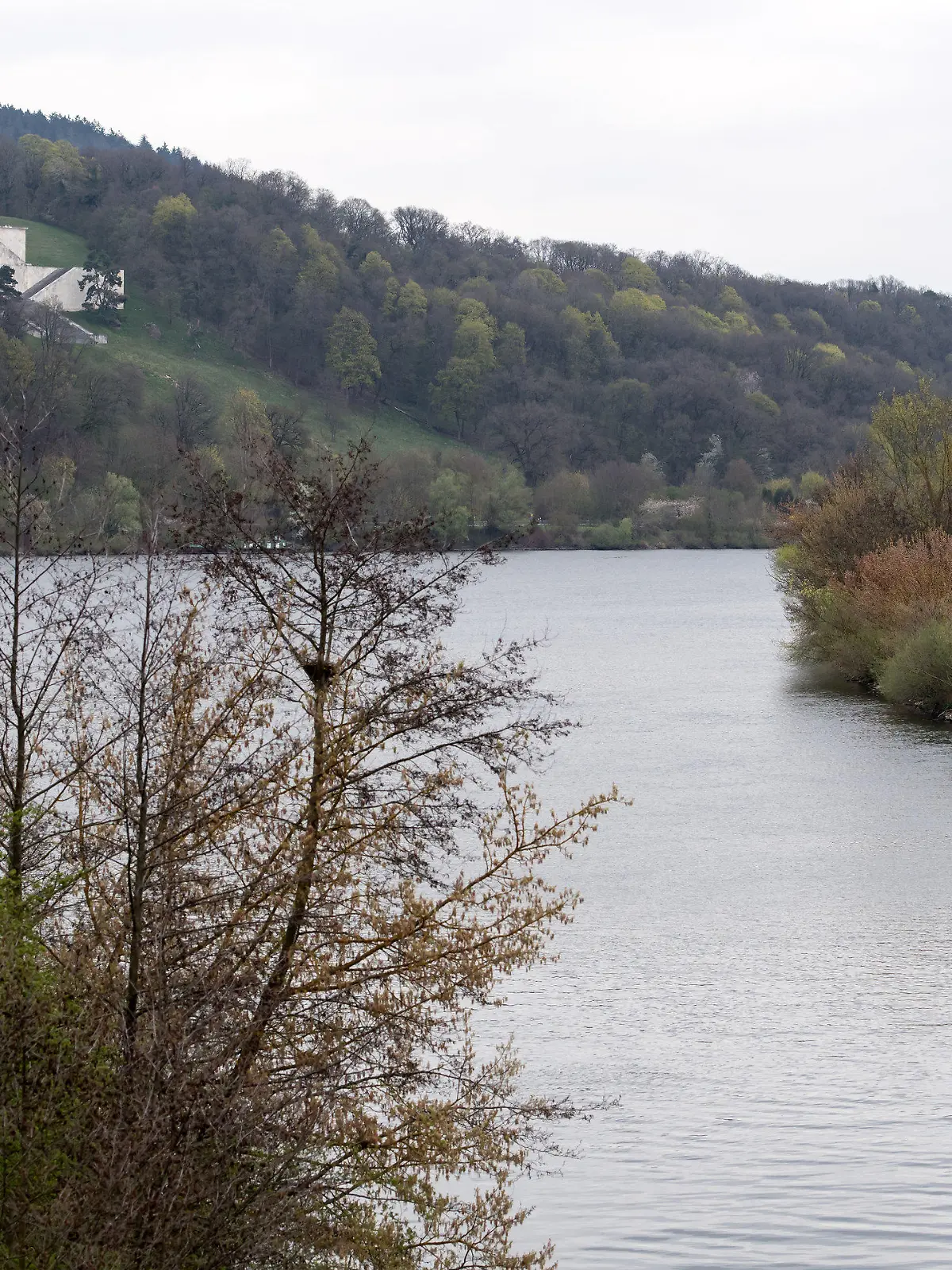 Das Donauufer in Donaustauf (Bayern) aufgenommen am 07.04.2017, im Hintergrund ist die Gedenkstätte Walhalla. Die vermisste Studentin Malina K. aus Regensburg ist aller Wahrscheinlichkeit nach tot. Am 07.04.2017 wurde die Leiche einer jungen Frau am Donauufer in Donaustauf bei Regensburg entdeckt. Foto: Sven Hoppe/dpa +++(c) dpa - Bildfunk+++