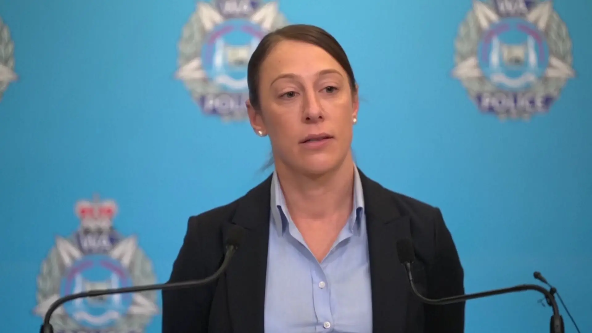  Detective Inspector Jessica Securo gibt bei einer Pressekonferenz Auskunft zu Carolinas Gesundheitszustand.