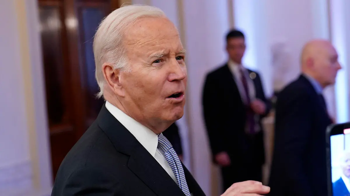20.01.2023, USA, Washington: US-Präsident Joe Biden spricht mit Reportern, nachdem er im East Room des Weißen Hauses zu US-Bürgermeistern gesprochen hat. Der Druck auf Biden wächst: Auf der Suche nach Regierungsunterlagen sind Ermittler in seinem Haus auf weitere Geheimdokumente gestoßen. (Zu dpa "Durchsuchung bei Biden: Ermittler finden weitere Geheimdokumente") Foto: Susan Walsh/AP/dpa +++ dpa-Bildfunk +++