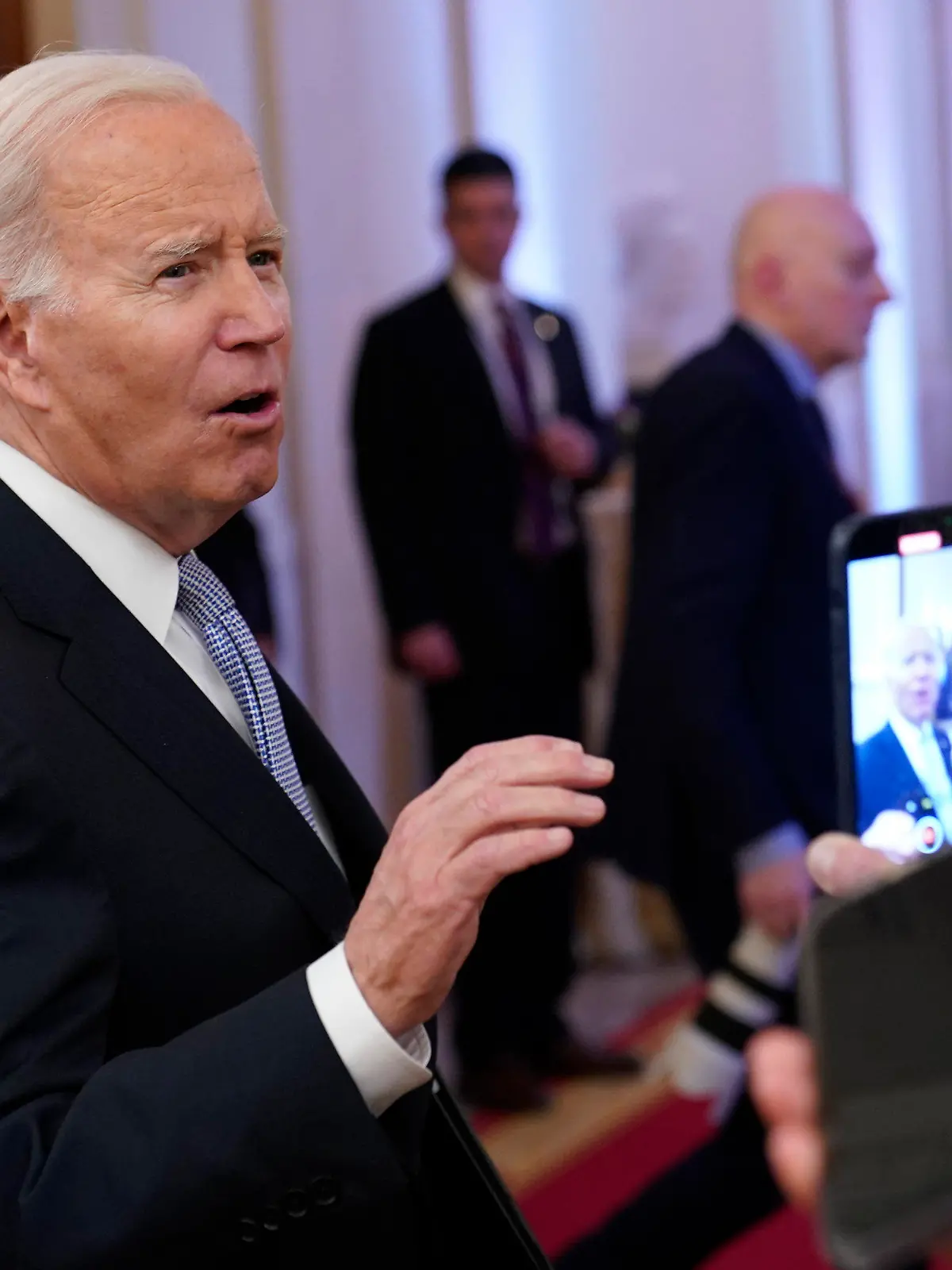 20.01.2023, USA, Washington: US-Präsident Joe Biden spricht mit Reportern, nachdem er im East Room des Weißen Hauses zu US-Bürgermeistern gesprochen hat. Der Druck auf Biden wächst: Auf der Suche nach Regierungsunterlagen sind Ermittler in seinem Haus auf weitere Geheimdokumente gestoßen. (Zu dpa "Durchsuchung bei Biden: Ermittler finden weitere Geheimdokumente") Foto: Susan Walsh/AP/dpa +++ dpa-Bildfunk +++