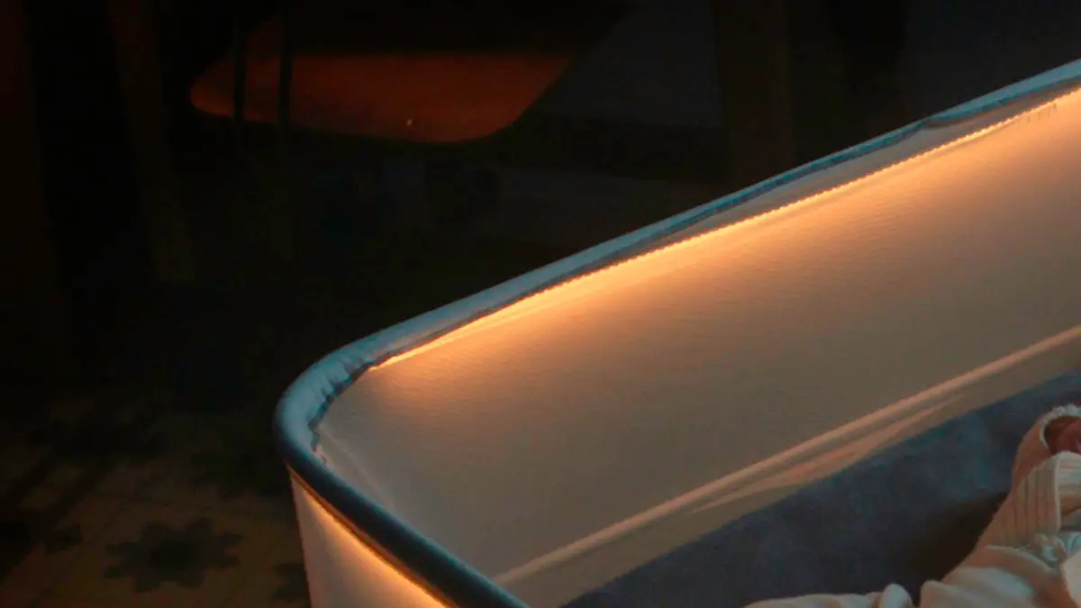 Eltern kennen das Phänomen: Unterwegs im Auto fallen Säuglinge und Kleinkinder besonders schnell in tiefen Schlaf. Im Gegensatz dazu haben die Jüngsten zu Hause oftmals Probleme mit dem Einschlafen, zudem ist der Schlaf der Kinder im eigenen Bettchen mitunter unruhig. Dies bedeutet auch für die Eltern eine empfindliche Einschränkung der Nachtruhe. Insbesondere frischgebackene Mütter und Väter schlafen im Durchschnitt nur fünf Stunden pro Nacht - was bedeutet, dass sie alleine im ersten Lebensjahr des Kindes das Äquivalent von 44 Tagen Schlaf verlieren. Eine echte Belastung. Abhilfe könnte ein neues Kinderbett schaffen, dessen Entwicklung von Ford unterstützt wurde. Das Kinderbett mit dem klangvollen Namen "Max Motor Dreams" kann mithilfe eines im Bettchen-Boden integrierten Lautsprechers Fahrgeräusche - wie etwa sanftes Motorbrummen - imitieren. Darüber hinaus lassen sich typische Schaukelbewegungen eines fahrenden Autos sowie die einfallende Straßenbeleuchtung bei Nachtfahrten simulieren. Gesteuert werden die Funktionen bei Bedarf ganz einfach per Smartphone-App. Weiterer Text über ots und www.presseportal.de/nr/6955 / Die Verwendung dieses Bildes ist für redaktionelle Zwecke honorarfrei. Veröffentlichung bitte unter Quellenangabe: "obs/Ford-Werke GmbH"