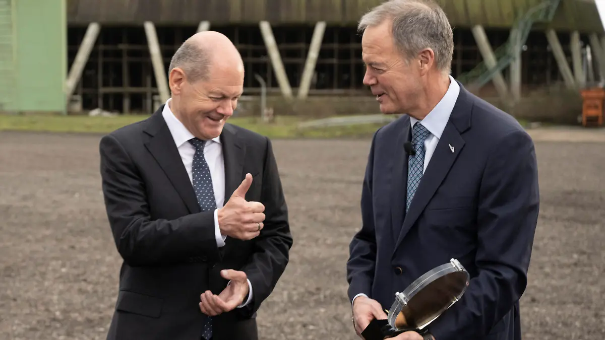 dpatopbilder - 01.02.2023, Saarland, Ensdorf: Bundeskanzler Olaf Scholz (SPD, l) und Gregg Lowe, CEO von Wolfspeed, kommen zu einer Veranstaltung am künftigen Standort der Wolfspeed-Chipfabrik in Ensdorf im Saarland. Der US-Konzern will im Saarland eine moderne Chipfabrik bauen. Foto: Boris Roessler/dpa +++ dpa-Bildfunk +++